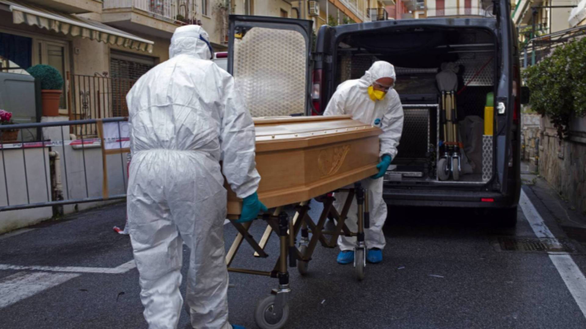 اليوم الثالث الذي تنخفض فيه إلى ما دون 400 وفاة منذ بلغ الوباء ذروته