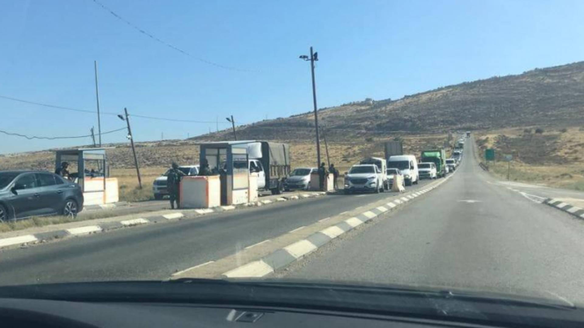 قوات الاحتلال تحتجز عشرات الحافلات وتعيق وصولها لأريحا