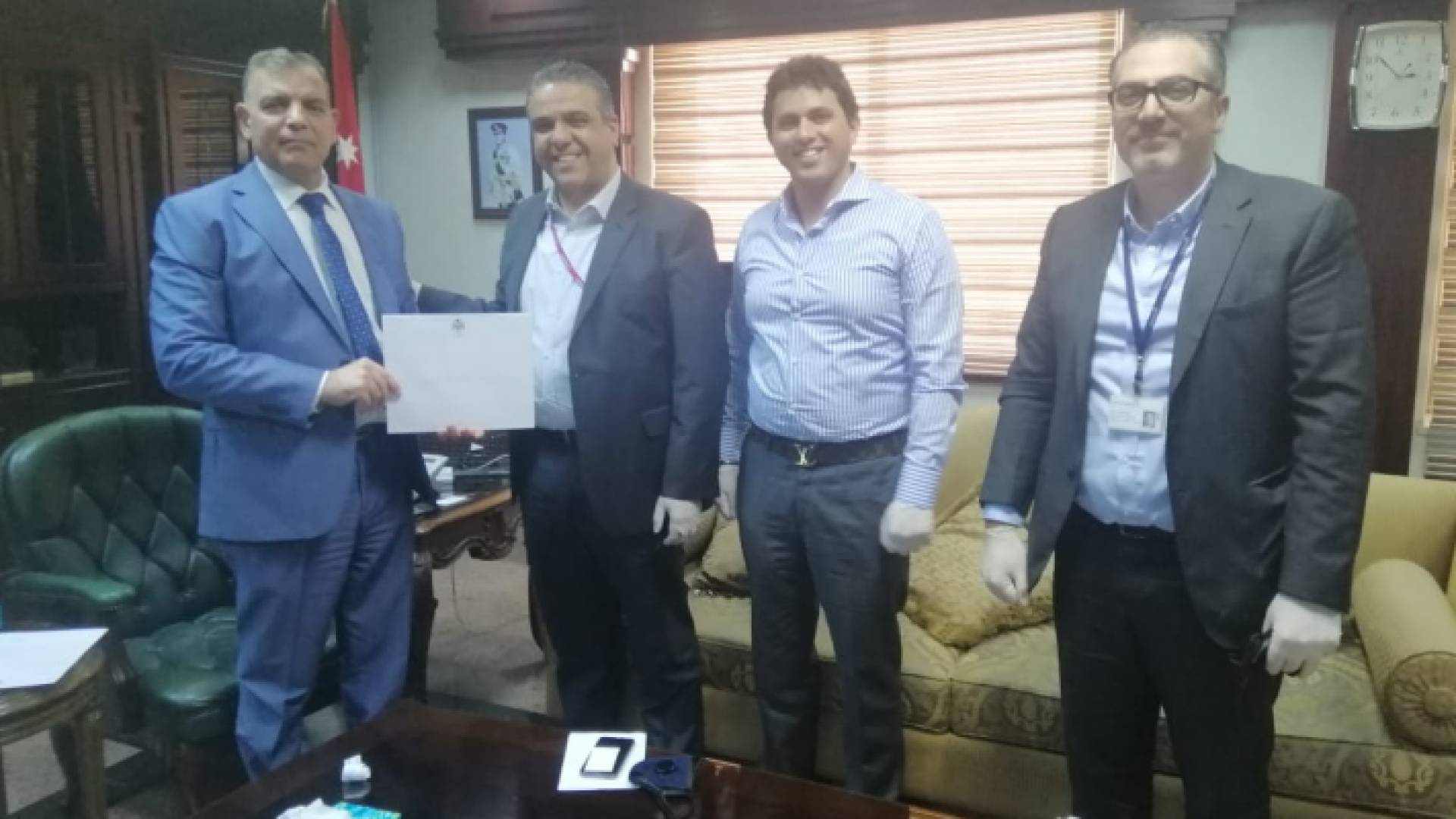 وزير الصحة يسلم طلبا رسميا لشركة استرا زينيكا لضمان حصول الأردن على مطعوم كورونا