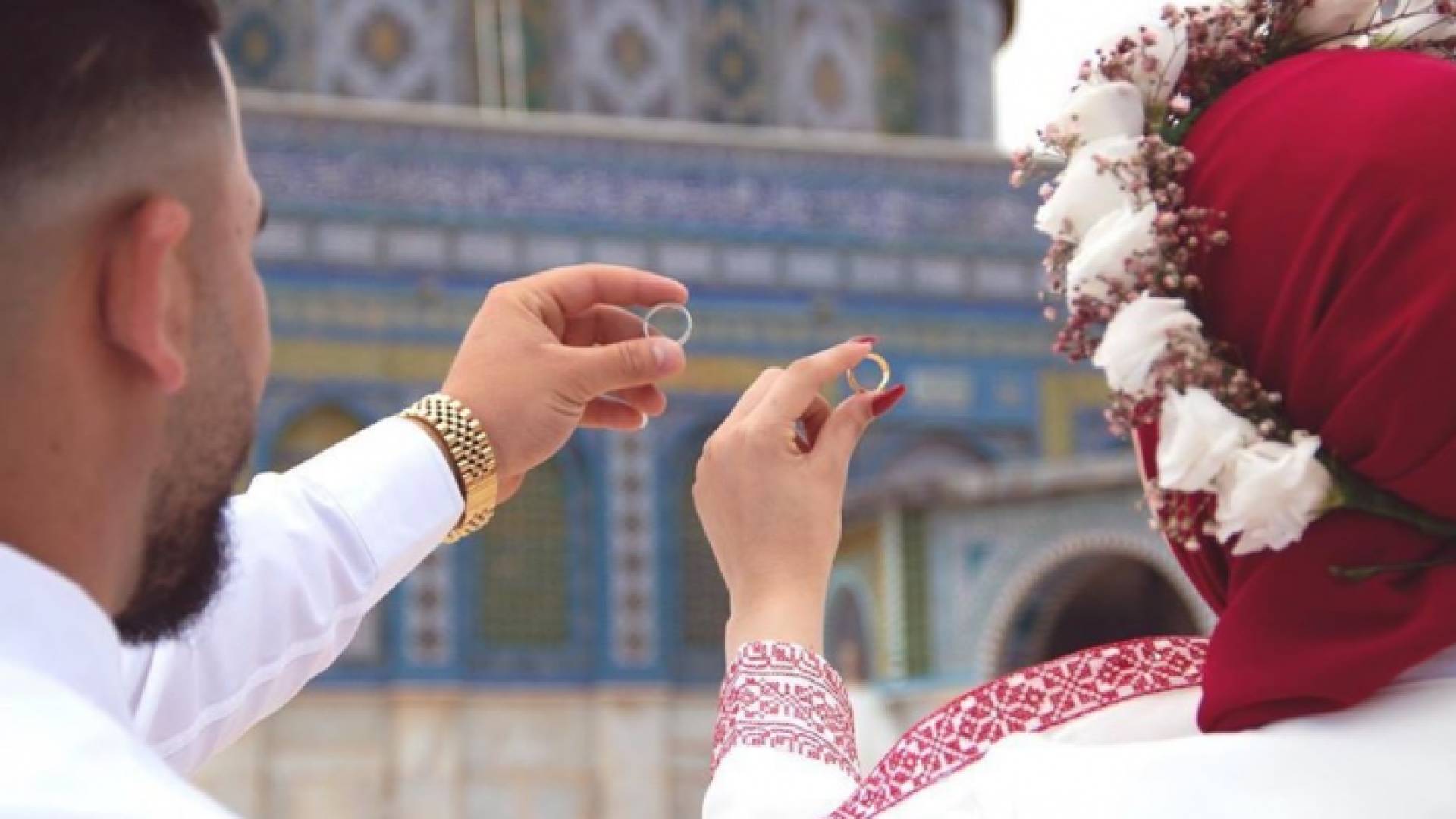 شاب وفتاة يعقدان قرانهما في رحاب المسجد الأقصى