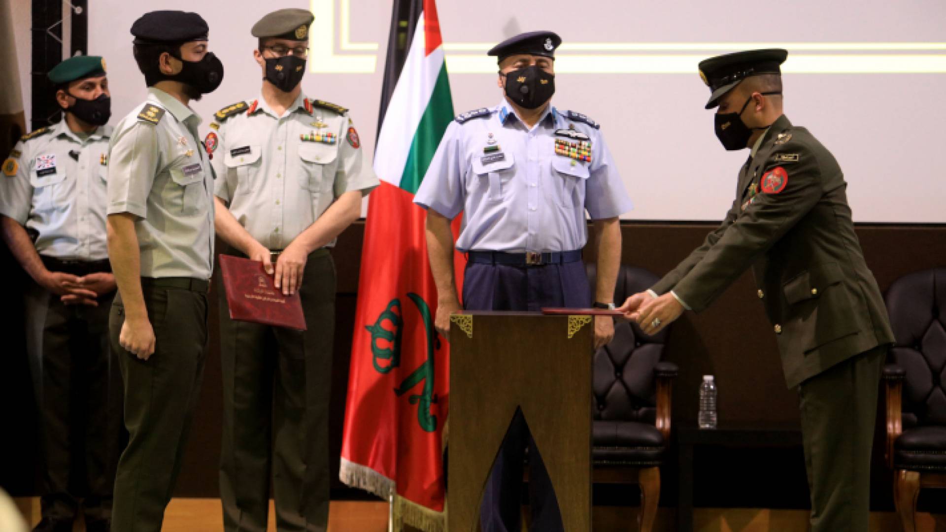 مندوبا عن الملك، ولي العهد يرعى حفل تخريج دورة القيادة والأركان