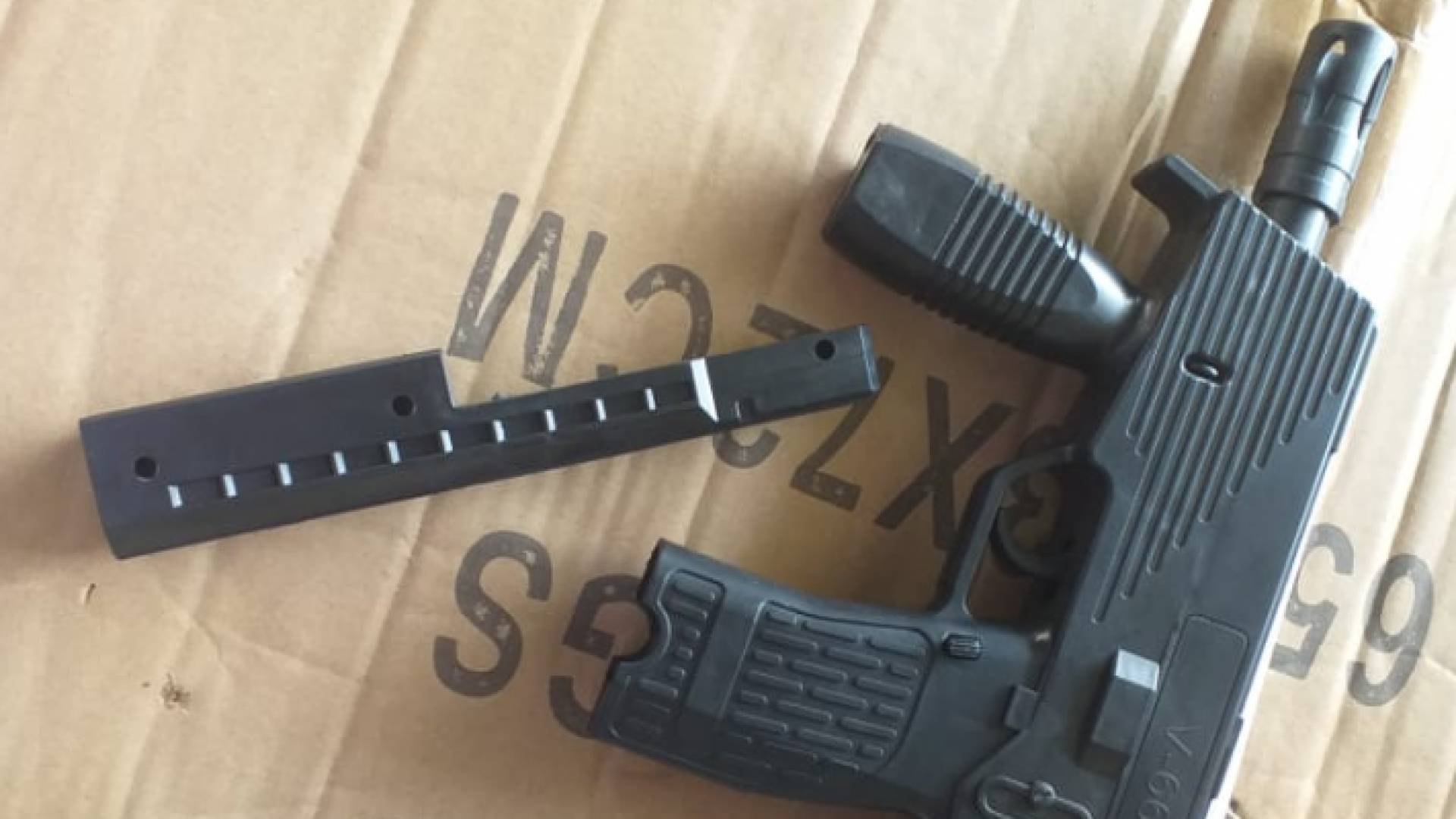 الجمارك تضبط 24 ألف مسدس خرز يمنع استيرادها