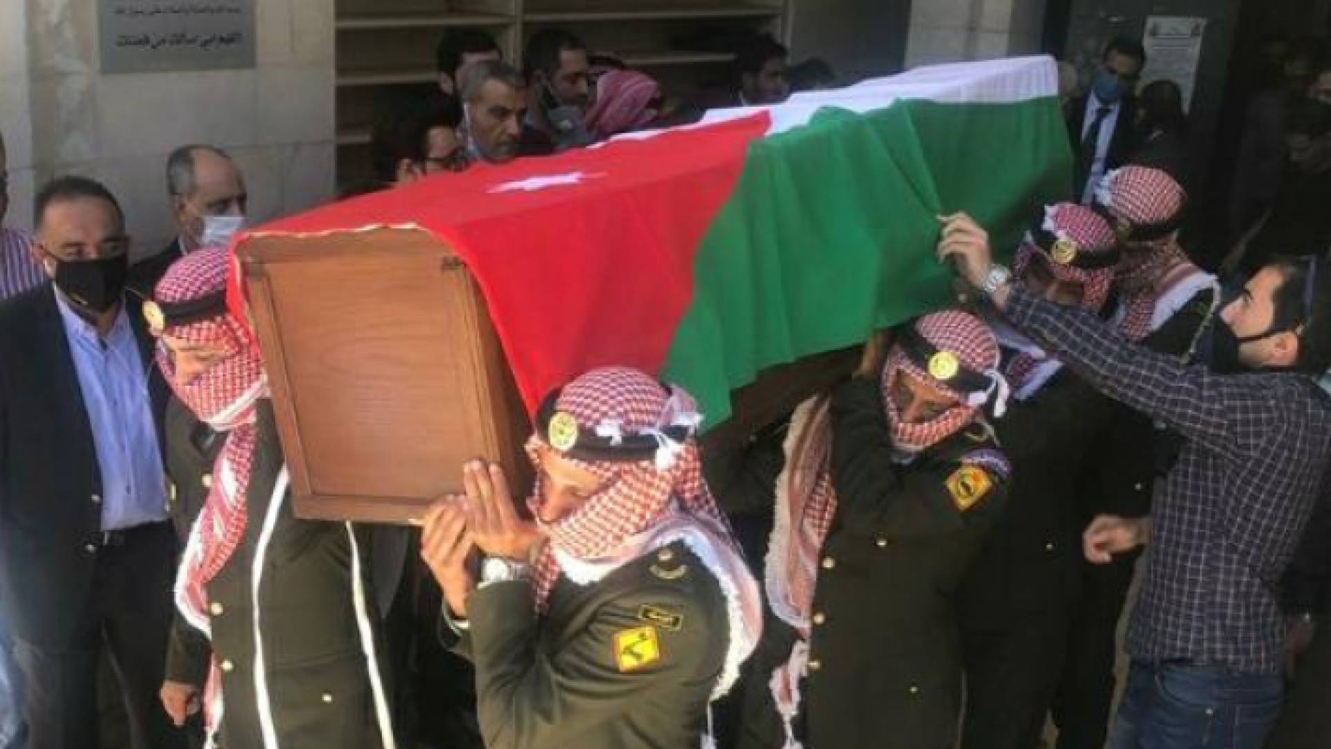 الصورة من تشييع جثمان الفريق فيصل الشوبكي مدير المخابرات الأسبق