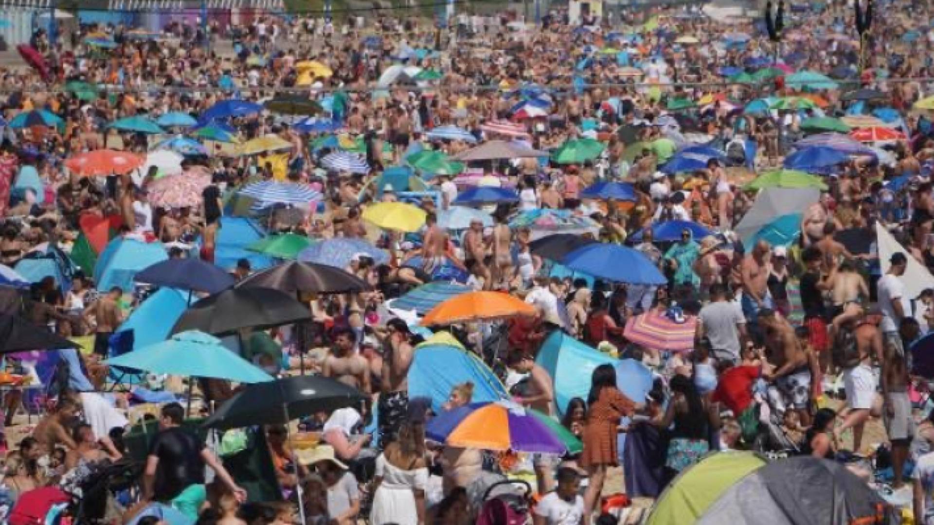 جانب من اكتظاظ الشواطئ في بريطانيا