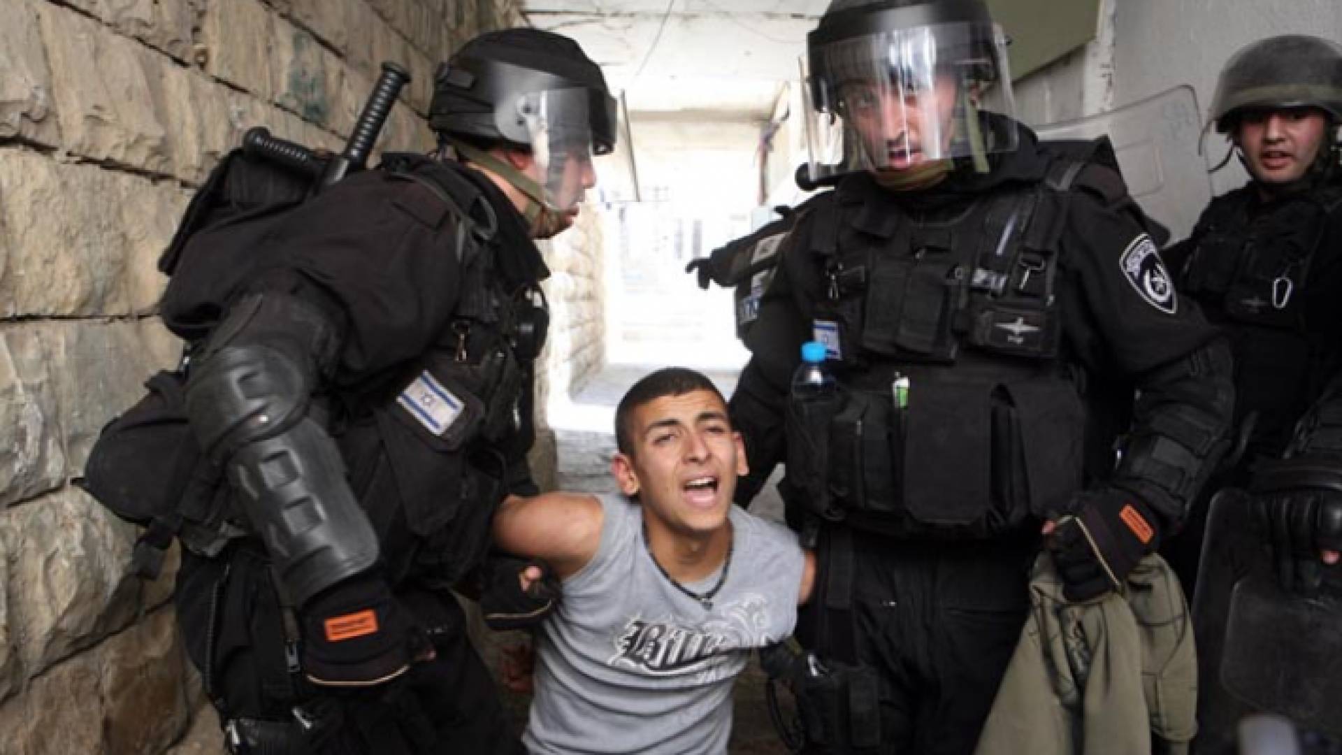 الاحتلال يعتقل شابا فلسطينيا على حاجز قلنديا