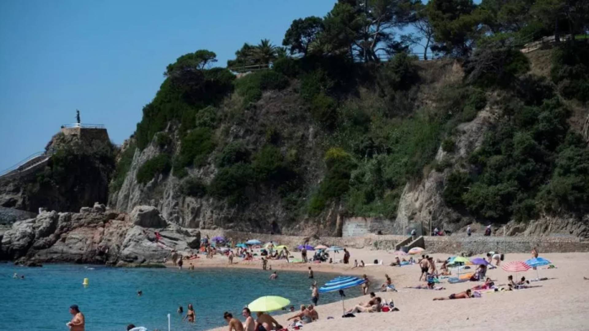 طائرات بدون طيار وكاميرات مراقبة في الشواطئ الإسبانية لمجابهة تفشي كورونا