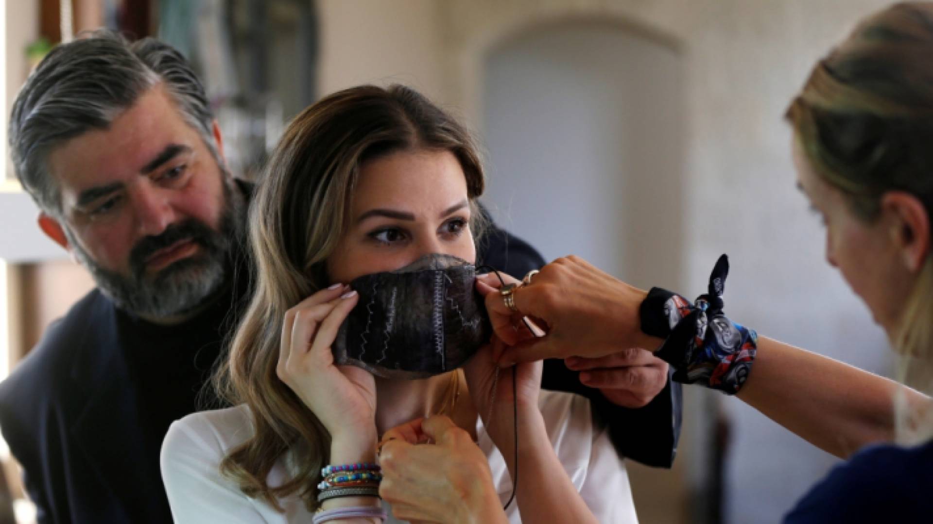 أردني يحول الباذنجان إلى كمامات للوقاية من كورونا