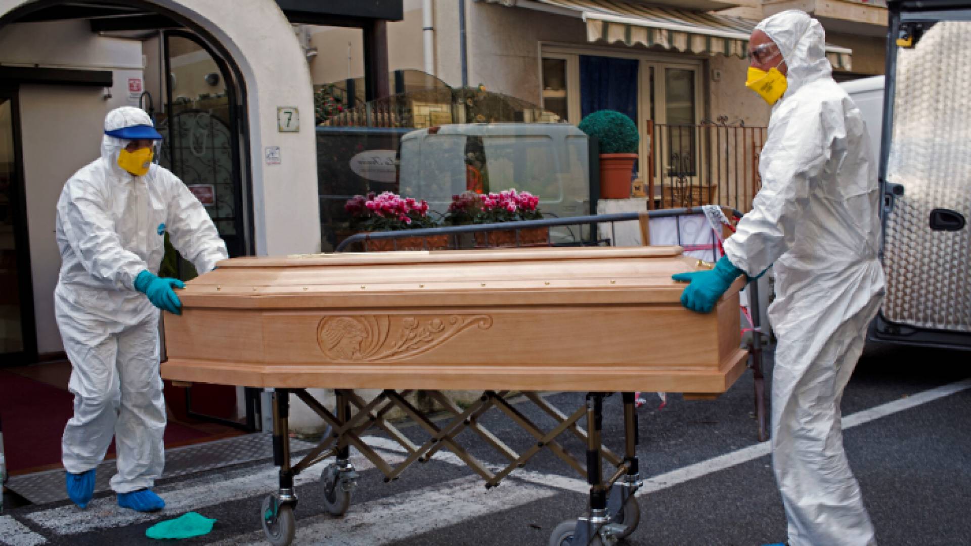 وفيات كورونا حول العالم تتخطى النصف مليون