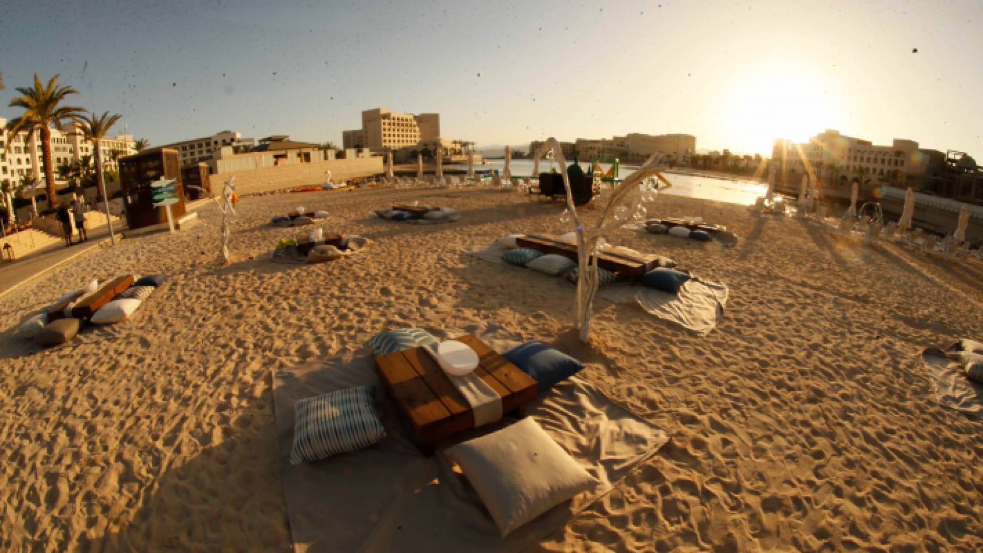 "نادي سرايا الشاطئي" يفتتح أبوابه بخدمات فندق المنارة "ذا لكجري كولكشن"