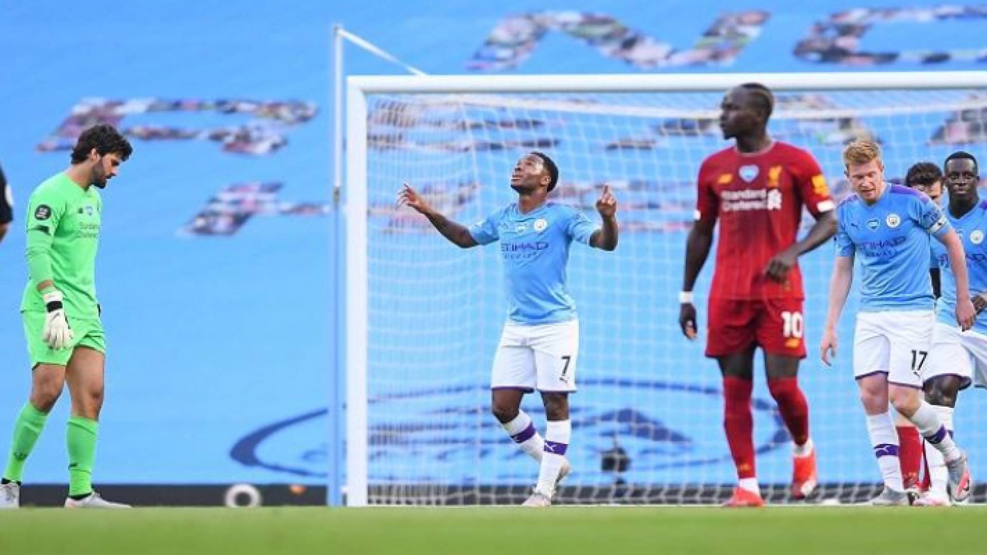 مانشستر سيتي يقسو على ليفربول برباعية ويعكر عليه الفرحة بلقب "البريميرليغ"