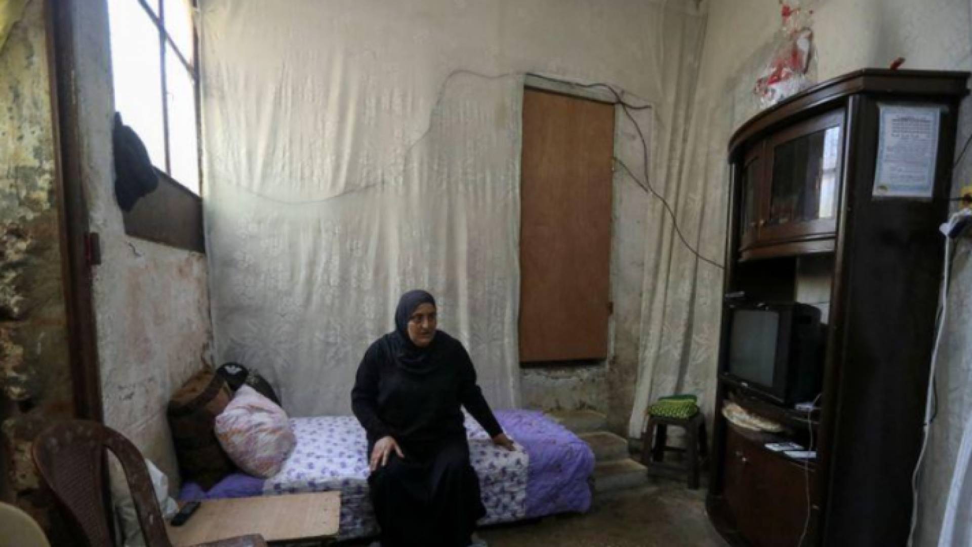 فقراء طرابلس اللبنانية يستدينون الخبز ويغازلون اللحم ويتوقون إلى الفول والعدس