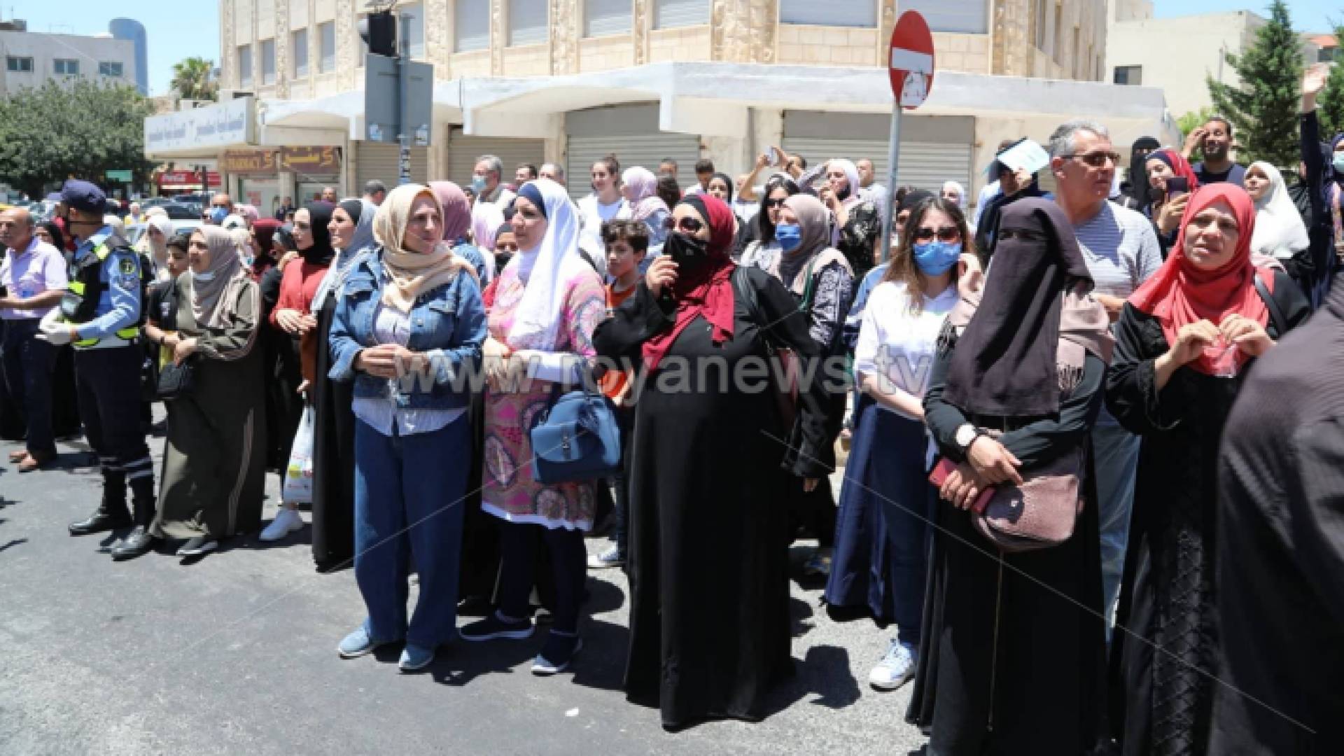 تجمهر اهالي الطلبة أمام احد مراكز تقديم الامتحانات