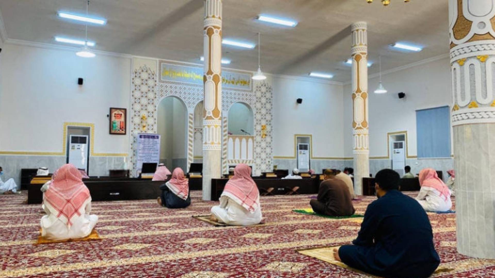 الإفتاء تحرم صلاة الجماعة على مصابي كورونا