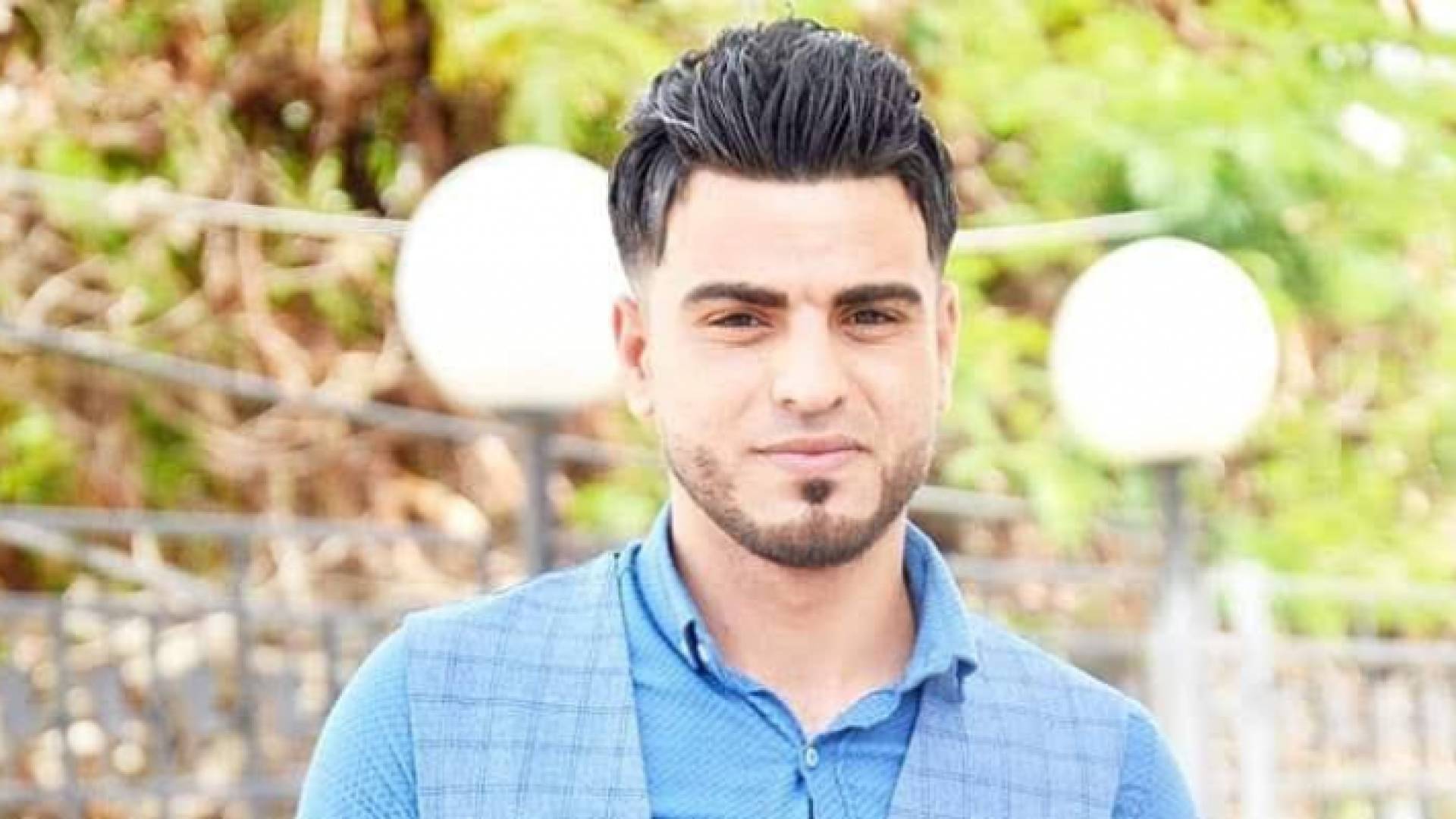 الشاب سليمان العجوري في العشرينات من العمر