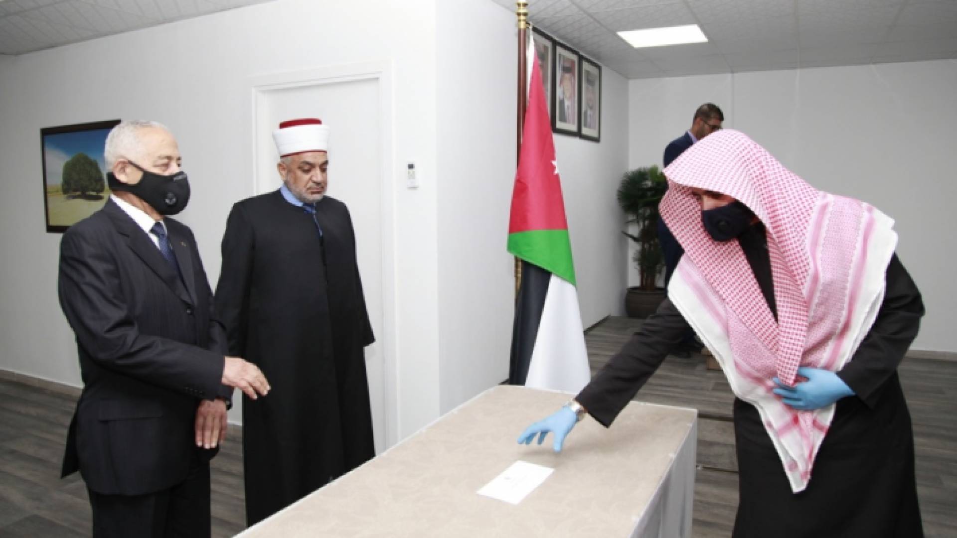 العيسوي يسلم 30 إماما وواعظا المكرمة الملكية للمقبلين على الزواج