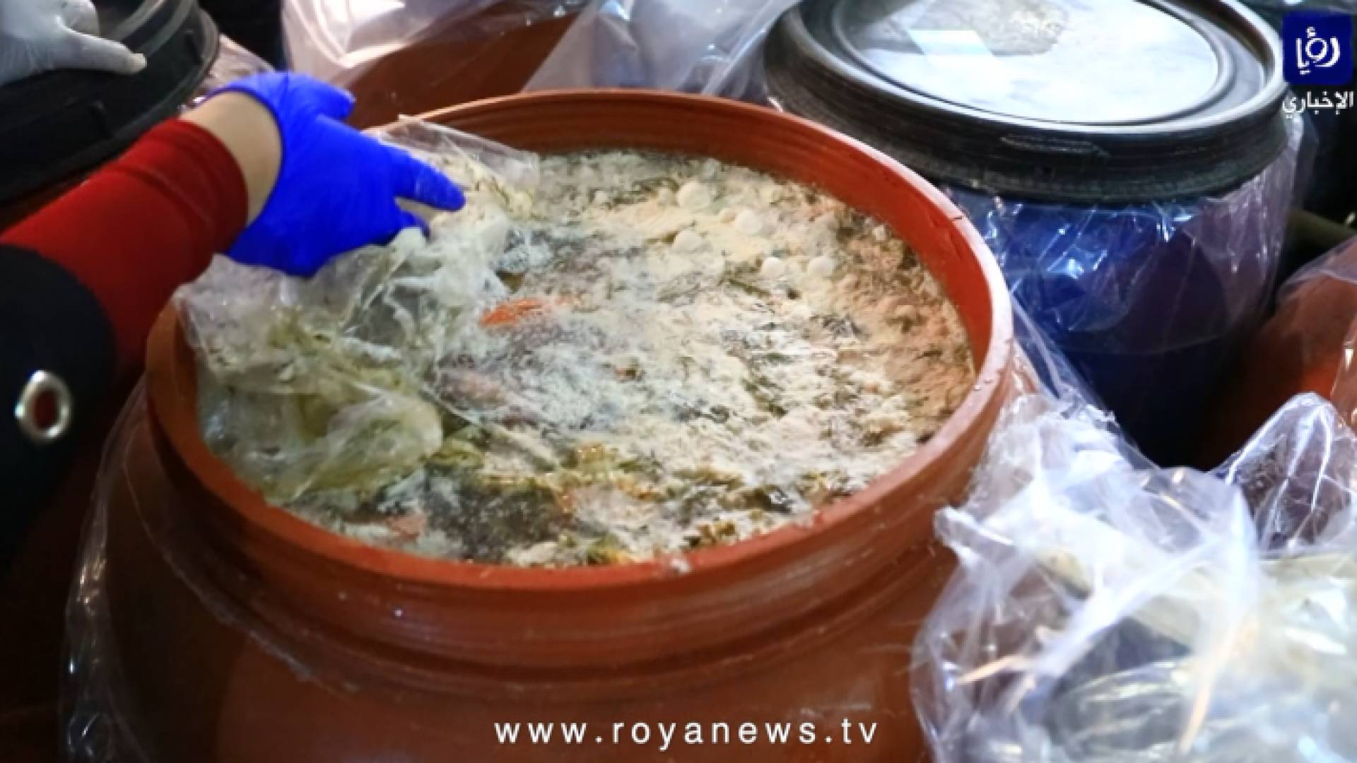 حجز أطنان مخللات واغلاق مصنع بالشمع الأحمر في عمان