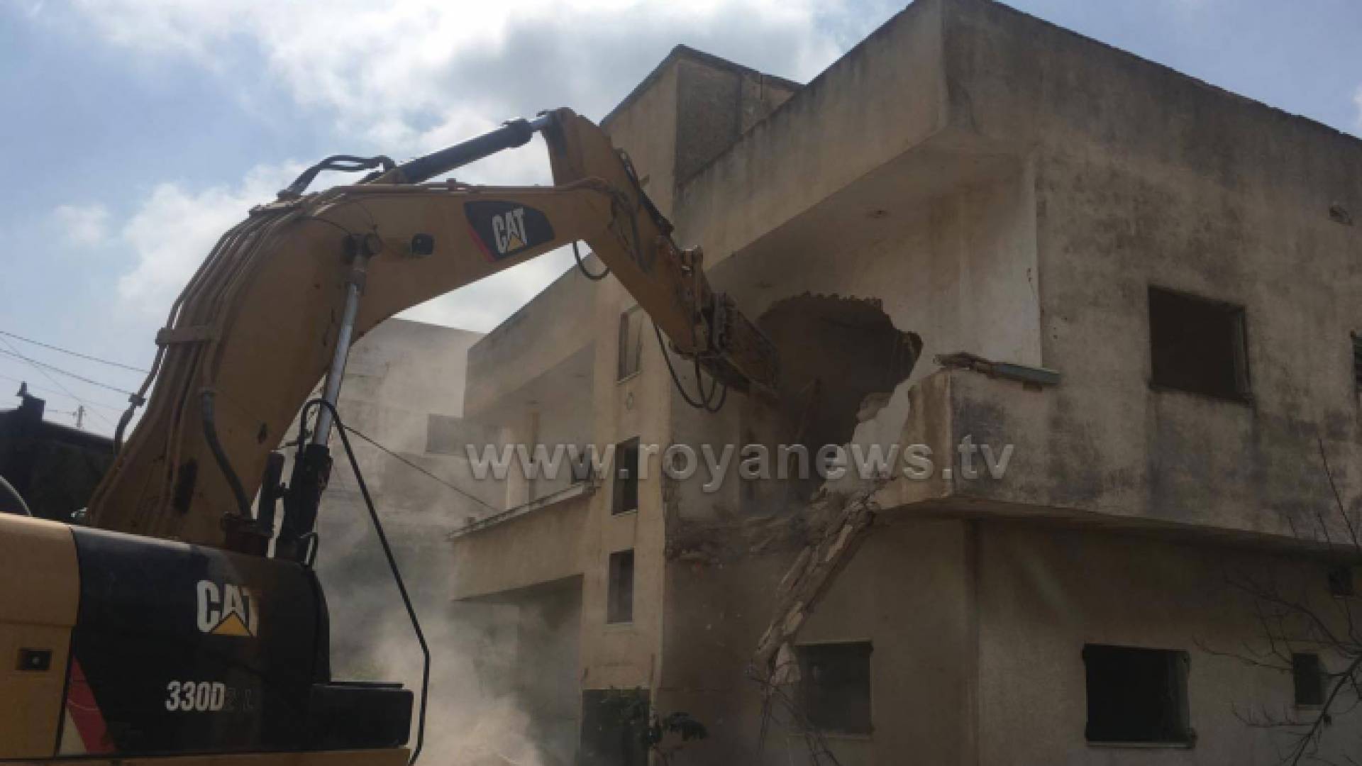 بلدية اربد تهدم 3 منازل في حي التركمان لفتح شارع رئيسي - صور