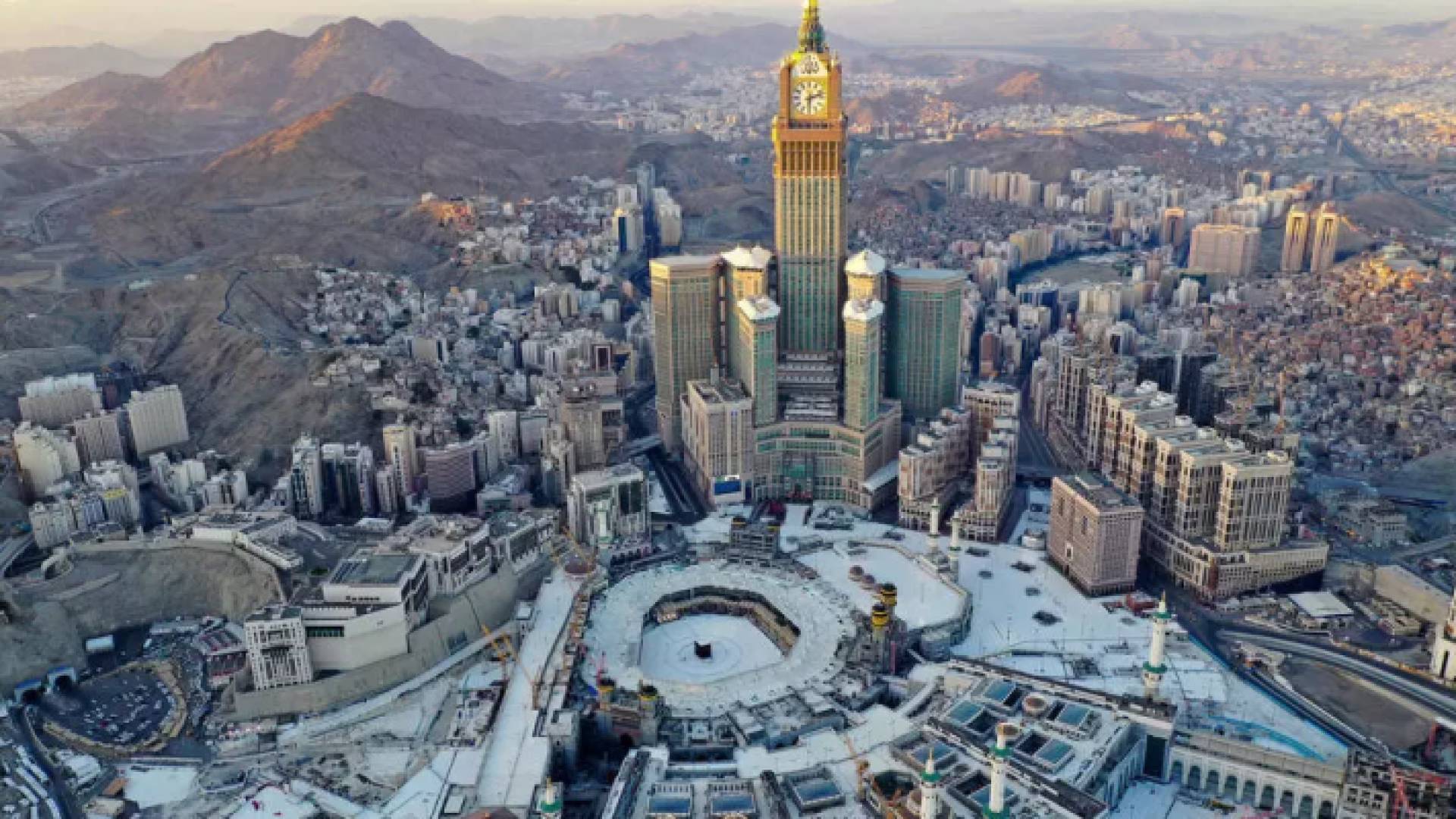 صورة جوية تظهر صحن الكعبة ومحيط المسجد الحرام في مكة فارغين