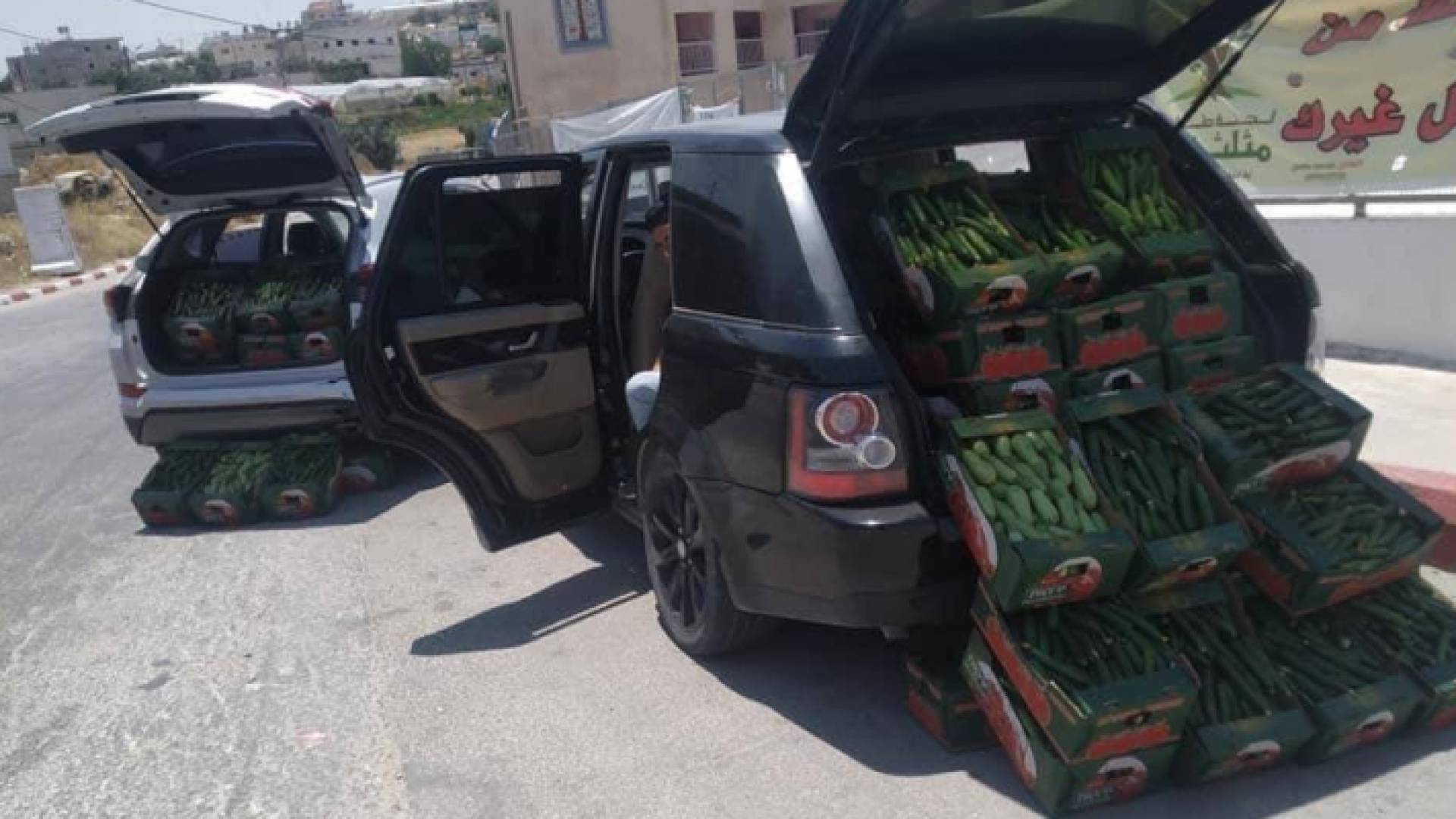 فلسطيني يحول مركبته "الرينج روفر" بسطة لبيع الخضار