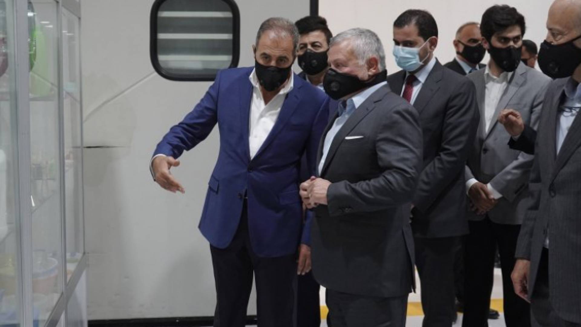جلالته الملك خلال زيارته مجموعة أحد المصانع في المفرق