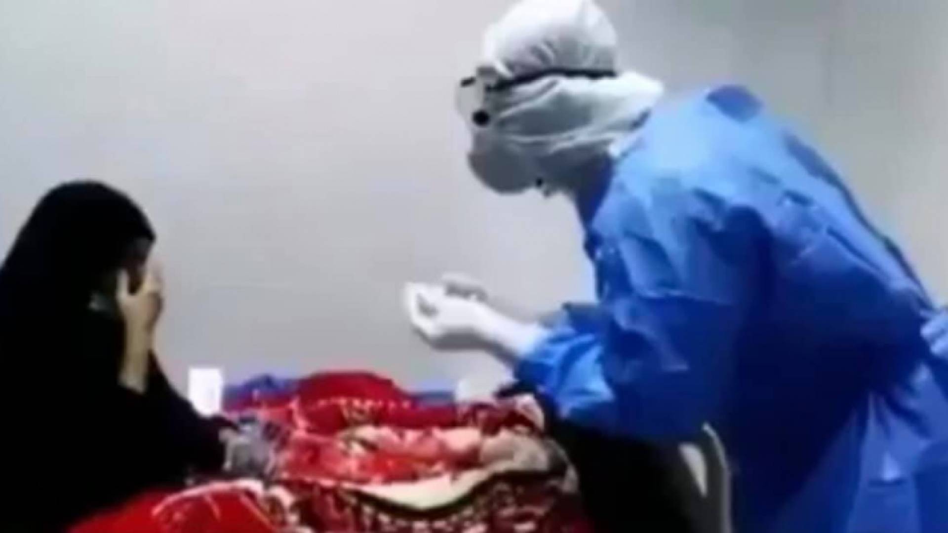 ممرض عراقي يتعامل بإنسانيته لرفع معنويات مرضى كورونا ويغني لهم