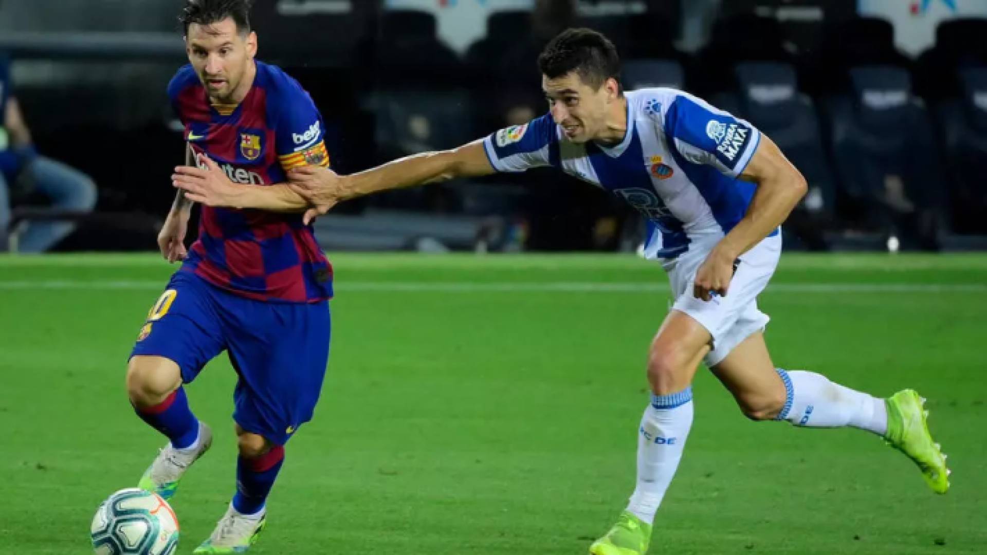 برشلونة يقلص الفارق موقتا عن ريال ويرسل اسبانيول الى الدرجة الثانية