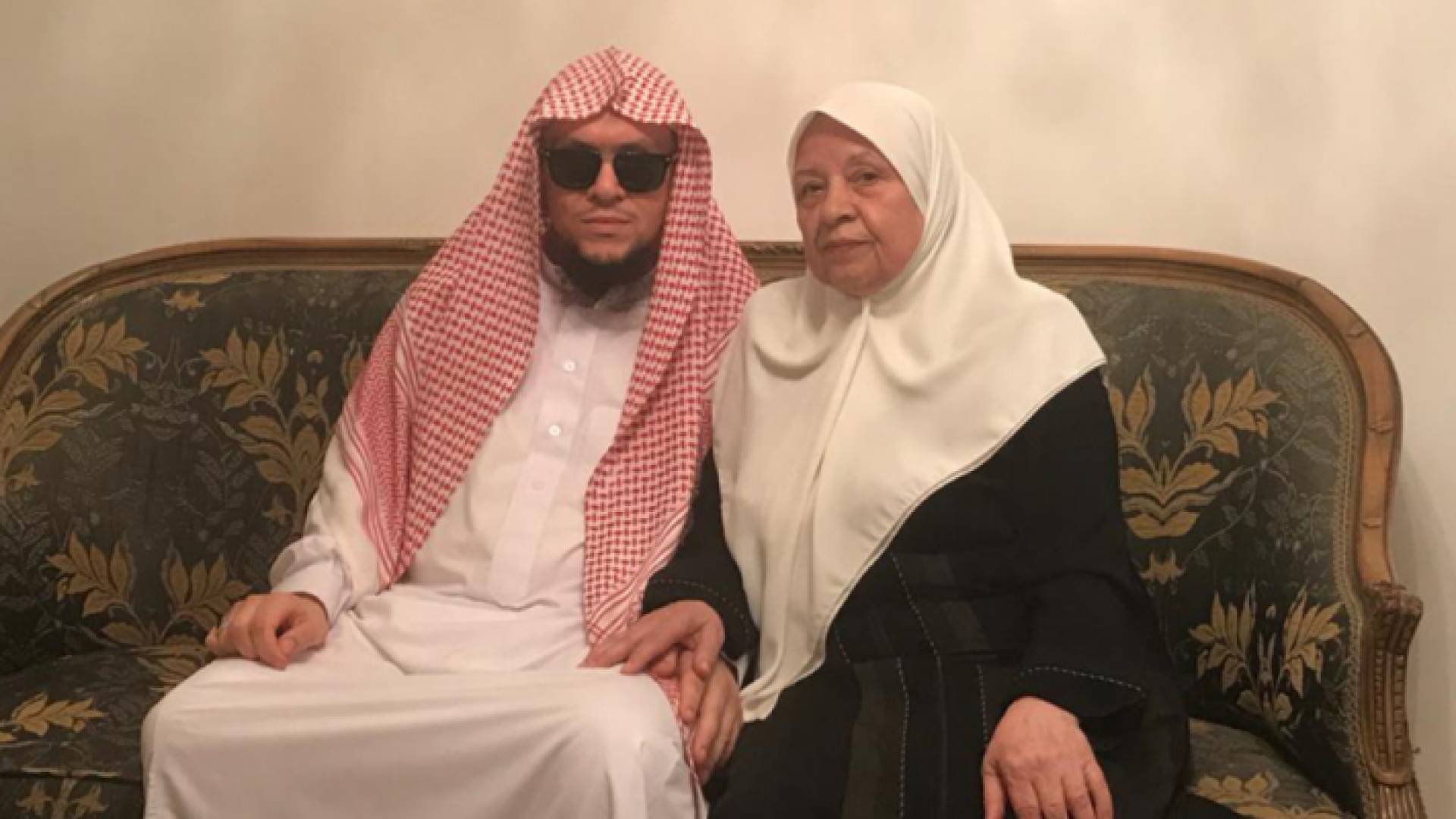 الستينية أم حاتم ترافق ابنها الضرير 48 شهرا حتى نيل درجة الماجستير