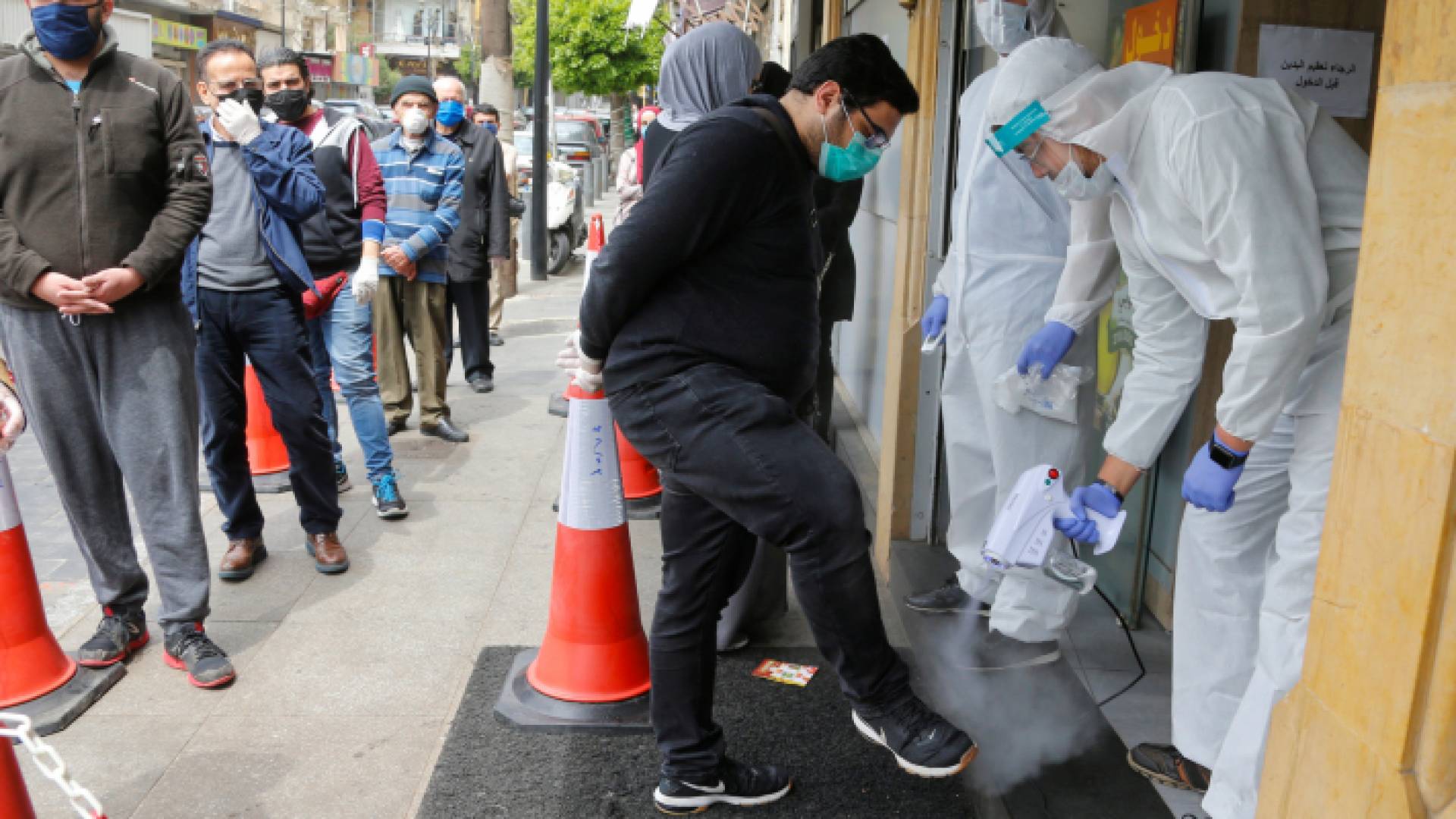 عشرات الإصابات بكورونا بين الممرضين اللبنانيين.. والمستشفيات تستنفر