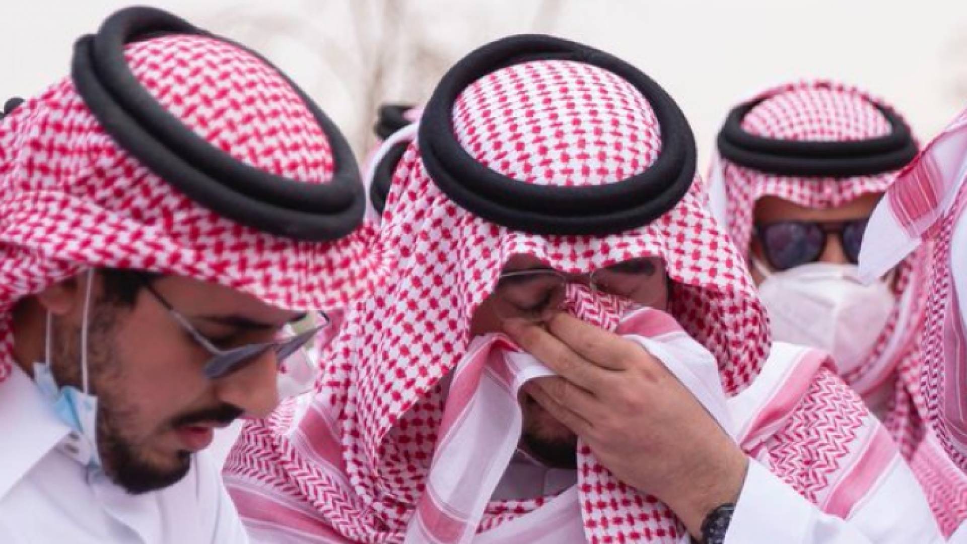 أمير سعودي يبكي خلال دفن رفيق دربه