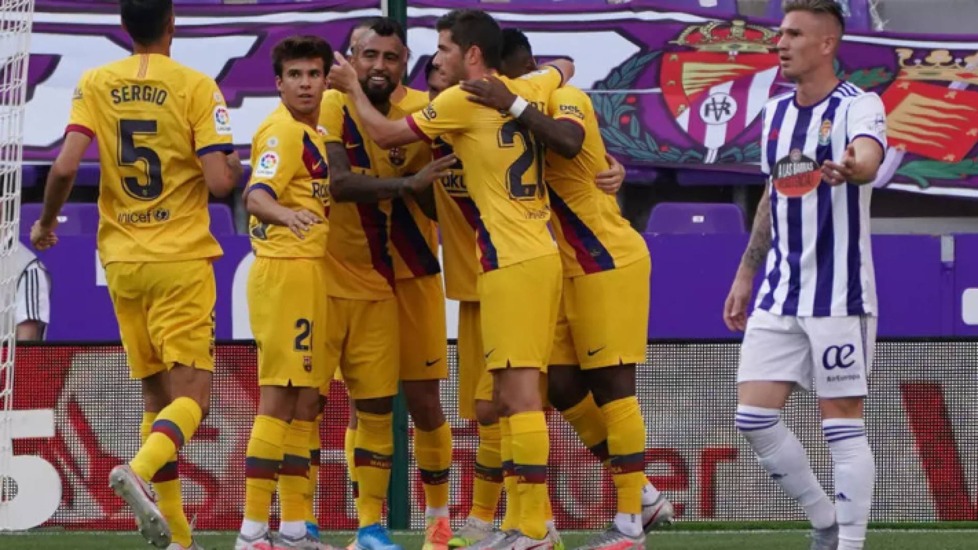 لاعب وسط برشلونة التشيلي ارتورو فيدال (وسط) يتلقى تهنئة زملائه بعد تسجيله هدف فريقه الوحيد