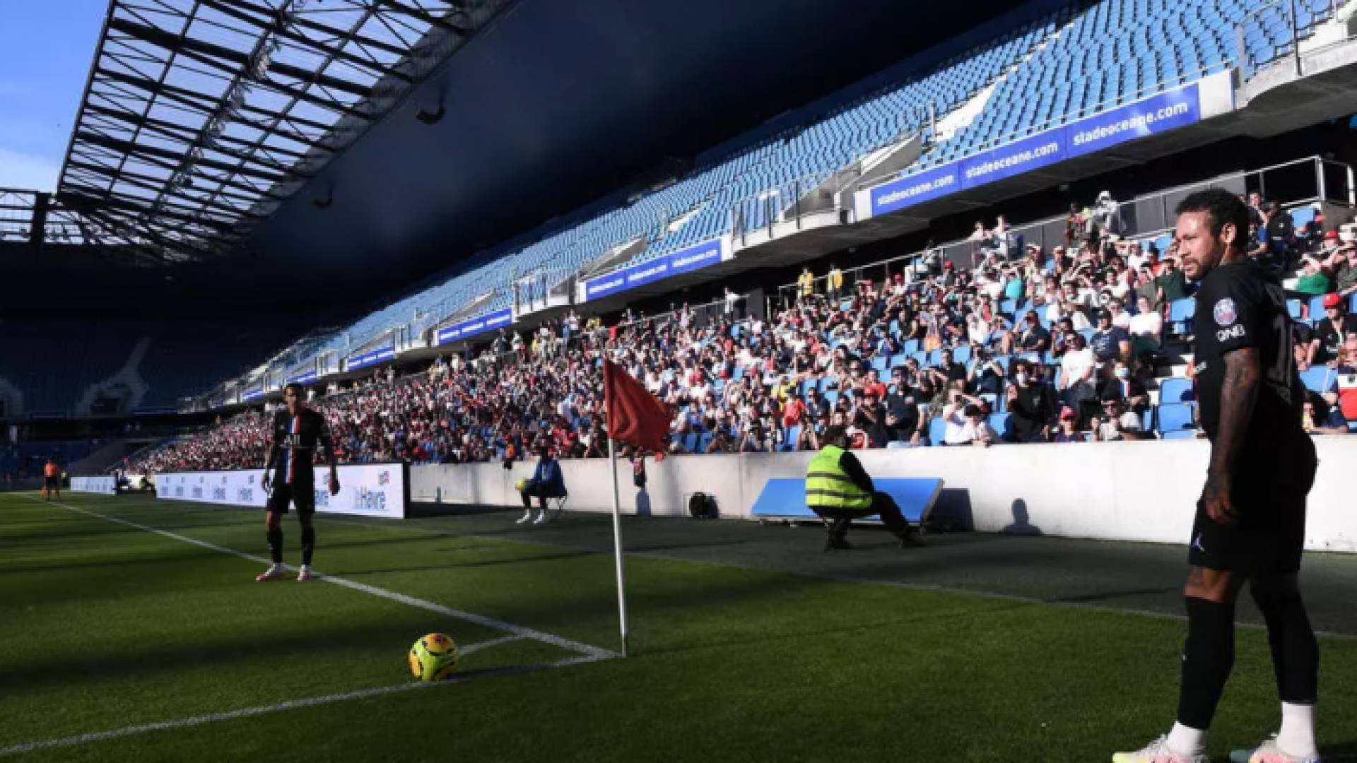 النجم البرازيلي نيمار يستعيد لتنفيذ ركلة ركنية