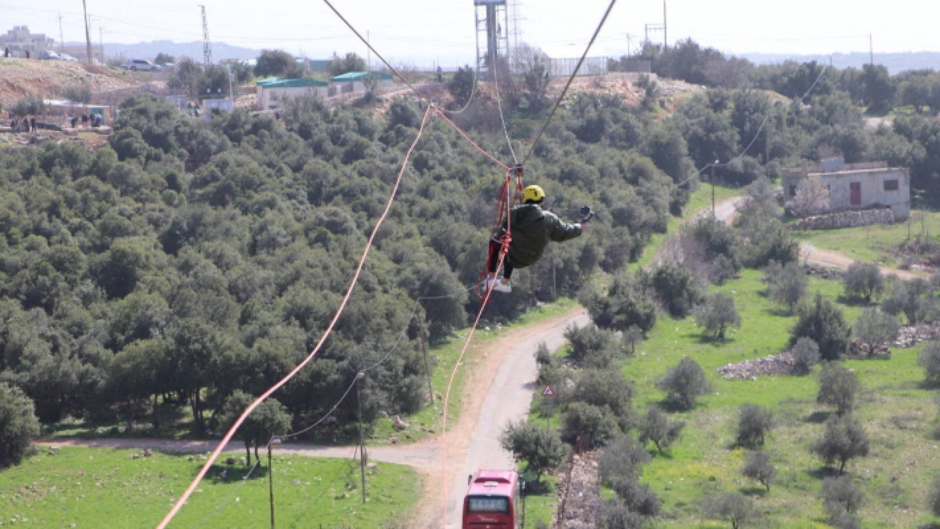 العبارة الهوائية في محمية عجلون وجه مغامر للسياحة البيئية
