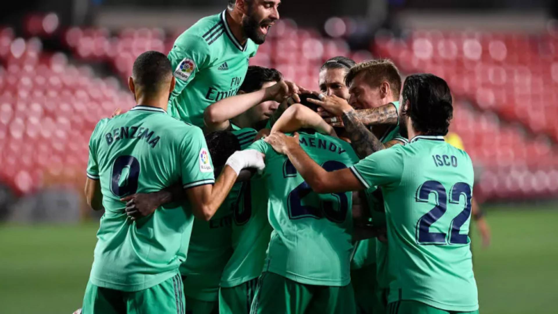 لاعبو ريال مدريد يحتفلون بعد الهدف الذي سجله الفرنسي فيرلان مندي في مرمى غرناطة