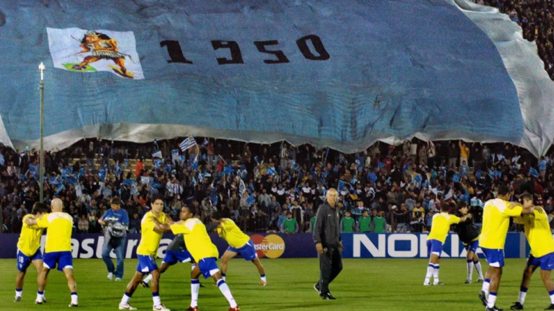 صورة ارشيفية بتاريخ 30 اذار 2005 تظهر منتخب البرازيل قبل مواجهة الاوروغواي