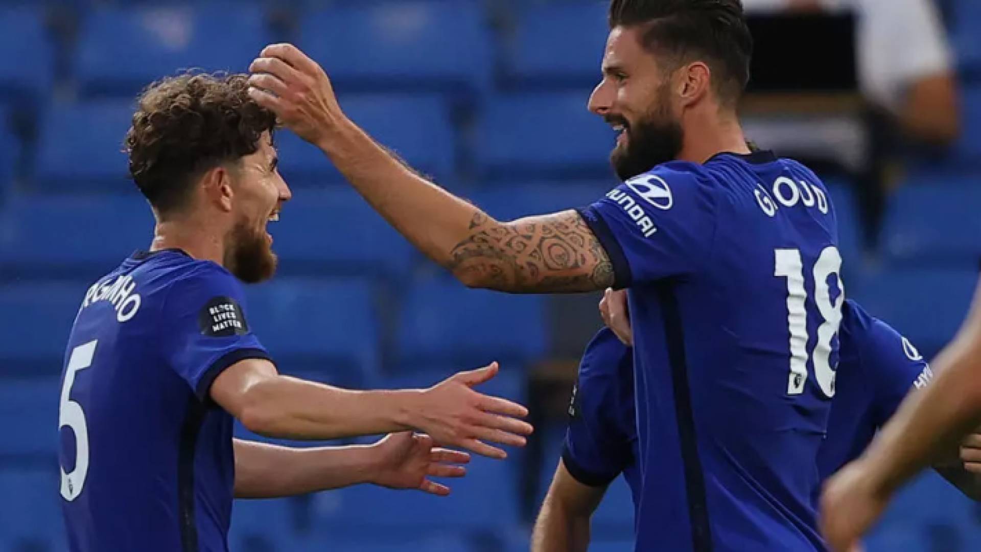 مهاجم تشلسي الدولي الفرنسي اوليفييه جيرو (يمين) يحتفل مع زملائه بتسجيله هدف الفوز