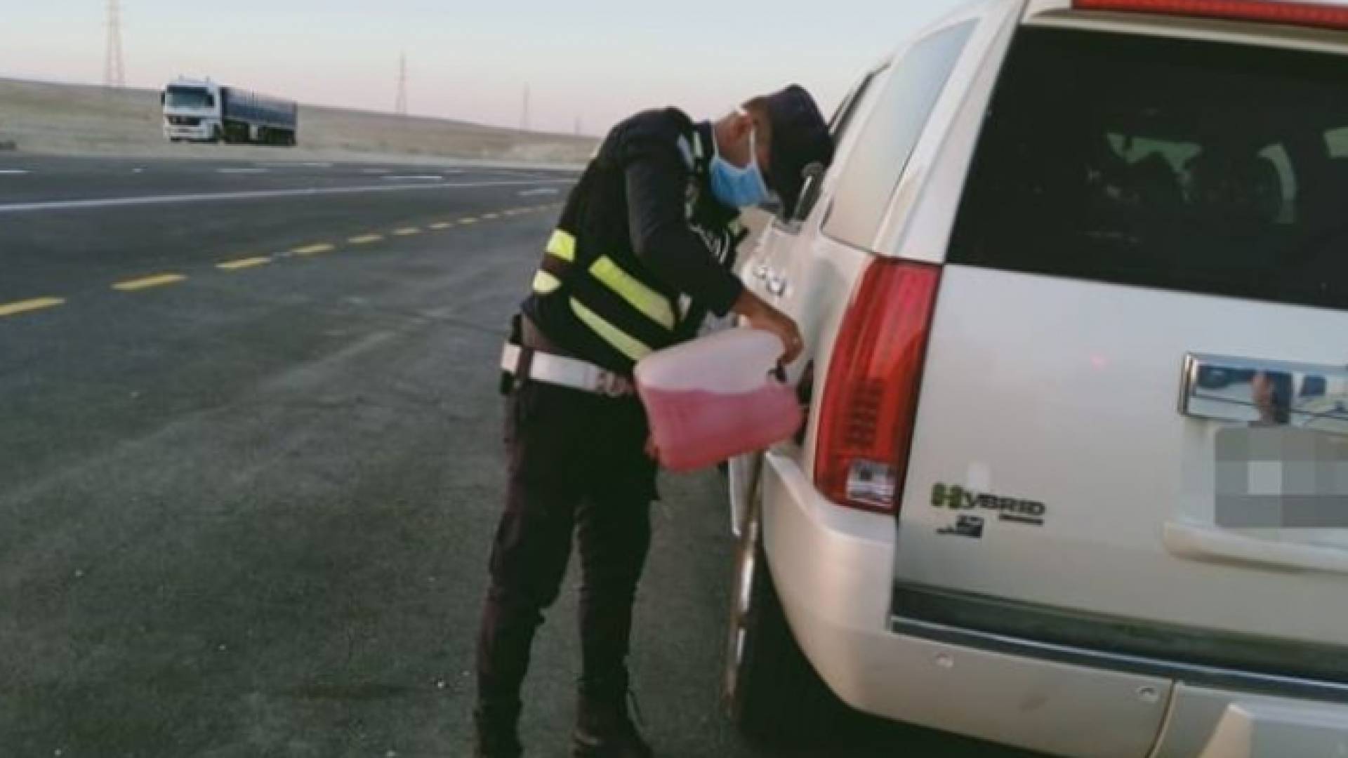الأمن العام يساعد مواطنا نفذ البنزين من مركبته على الطريق الصحراوي