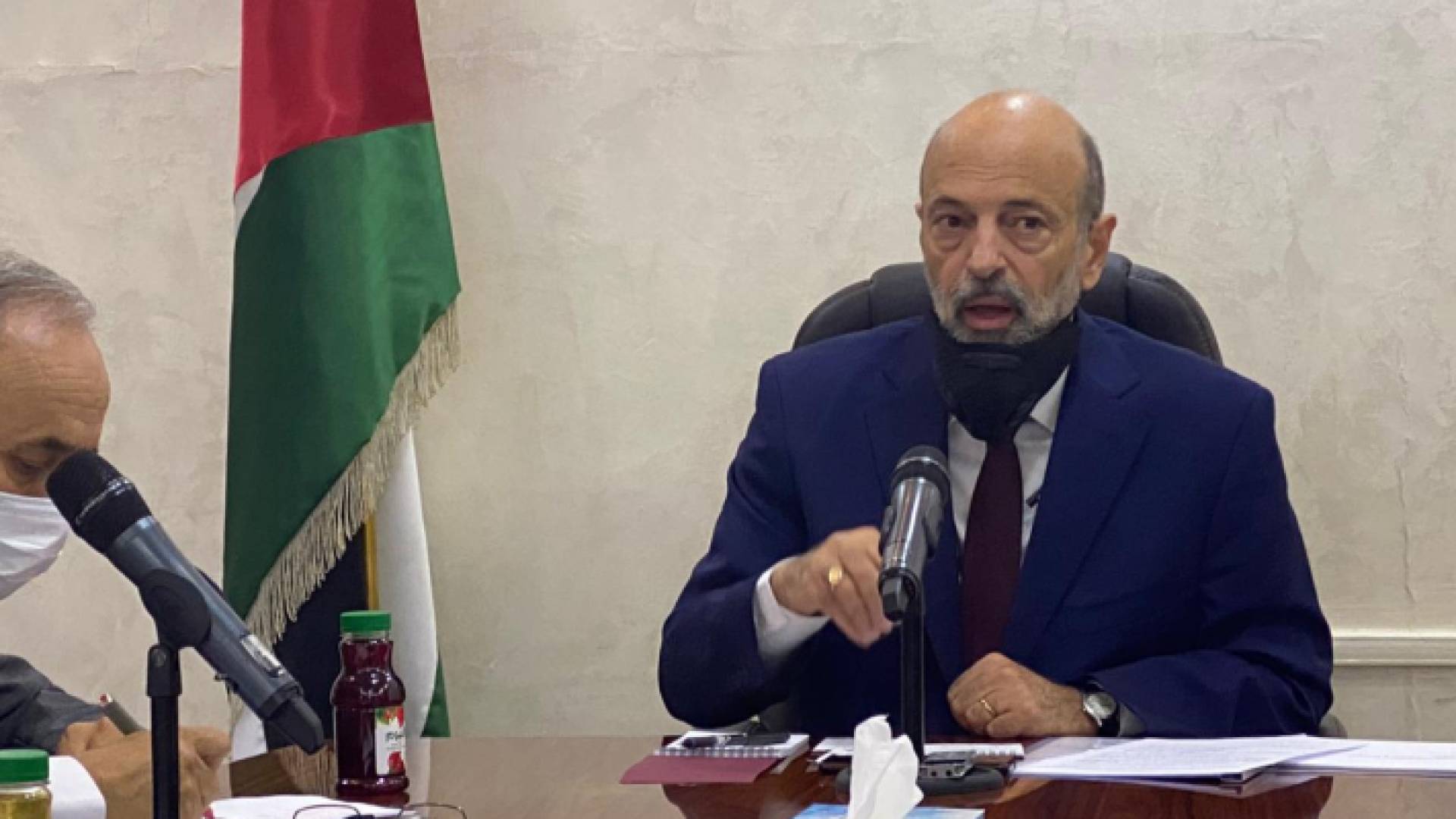 الرزاز يزور دائرة ضريبة الدخل والمبيعات