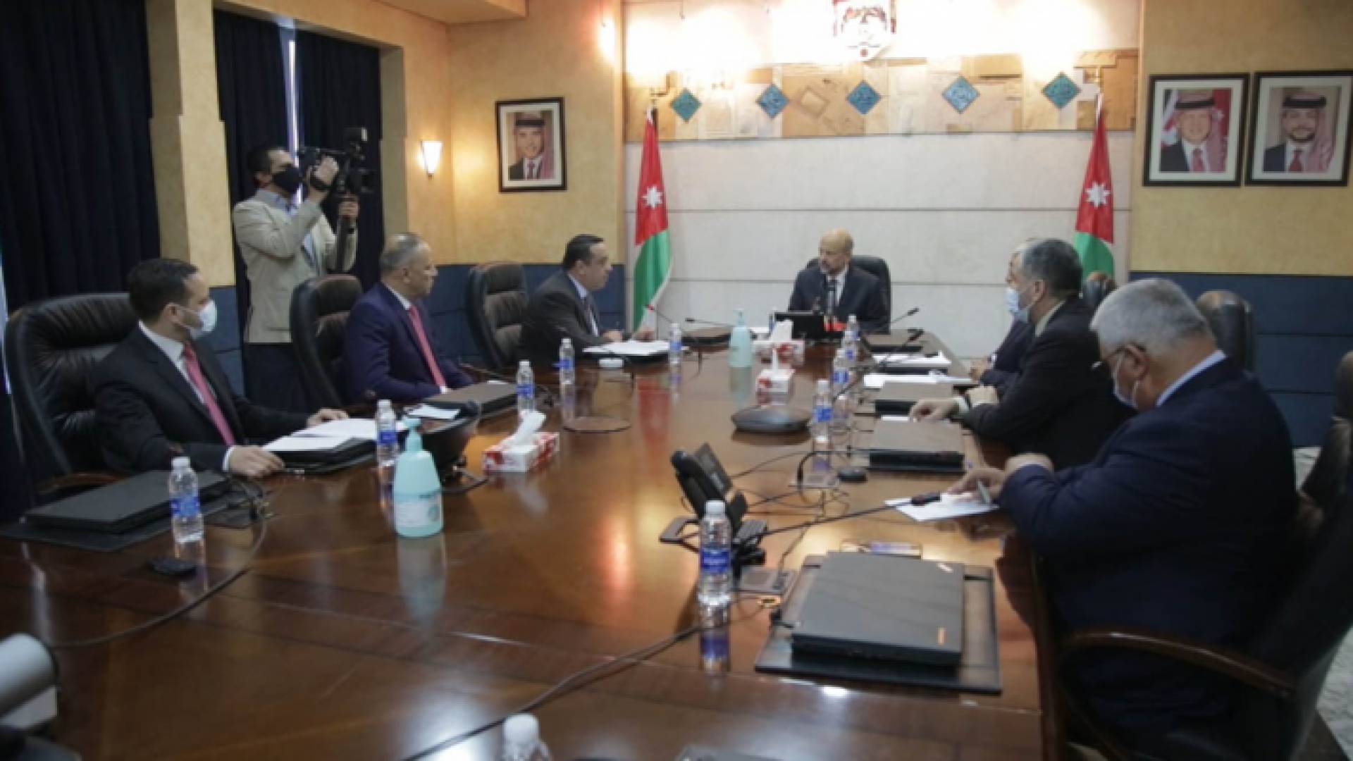 الرزاز يلتقي رئيس مجلس النقباء وعددا من رؤساء النقابات المهنية في رئاسة الوزراء