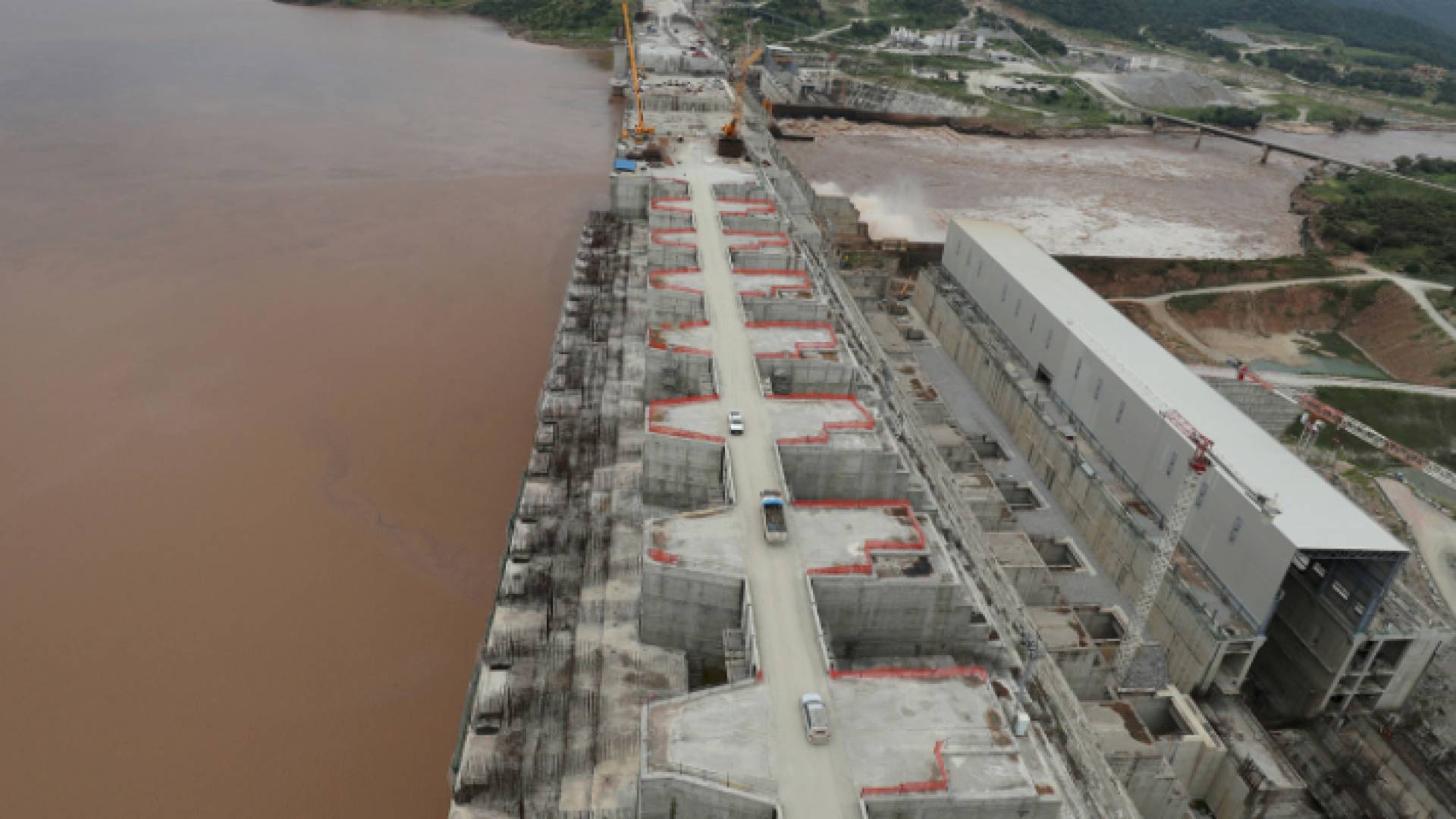 السد أقيم على النيل الأزرق على بعد 15 كيلومترا من الحدود السودانية الإثيوبية