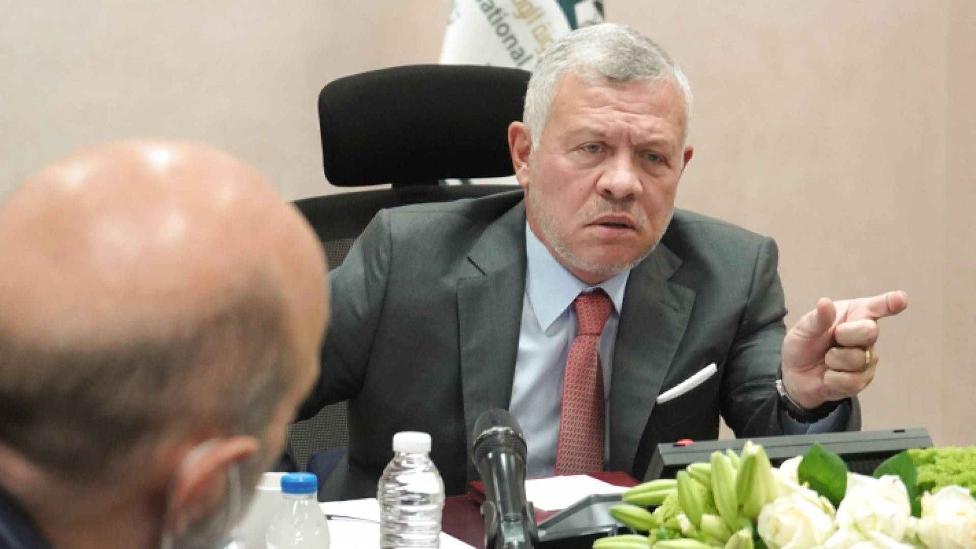 الملك عبدالله الثاني خلال زيارته الى صندوق المعونة الوطنية