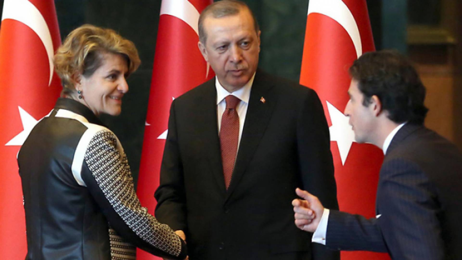 سفيرة الاحتلال أورون تصافح الرئيس التركي أردوغان إبان عملها في أنقرة