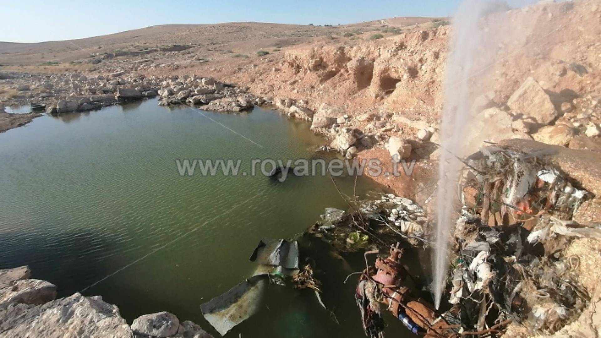 انفجار خط مياه على طريق اوتوستراد المفرق الزرقاء