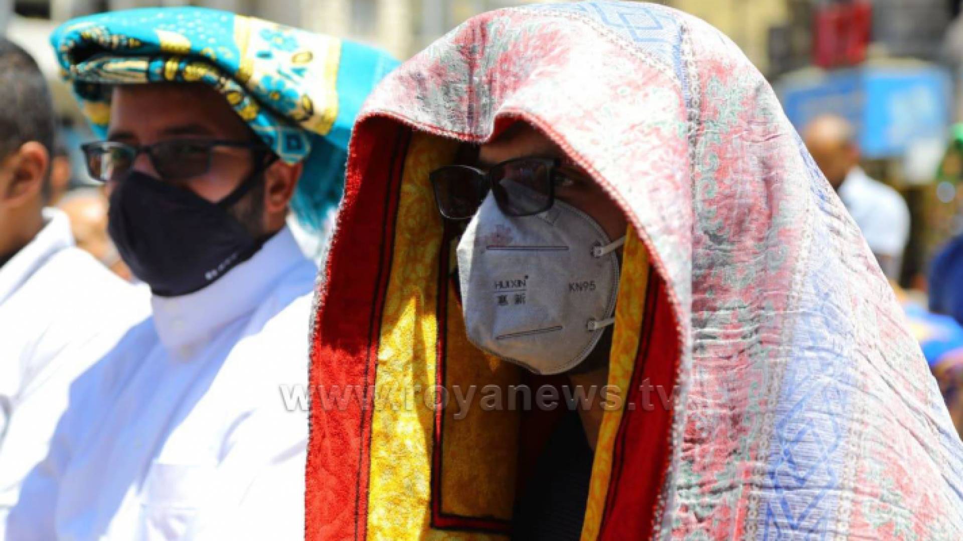 من أمام المسجد الحسيني