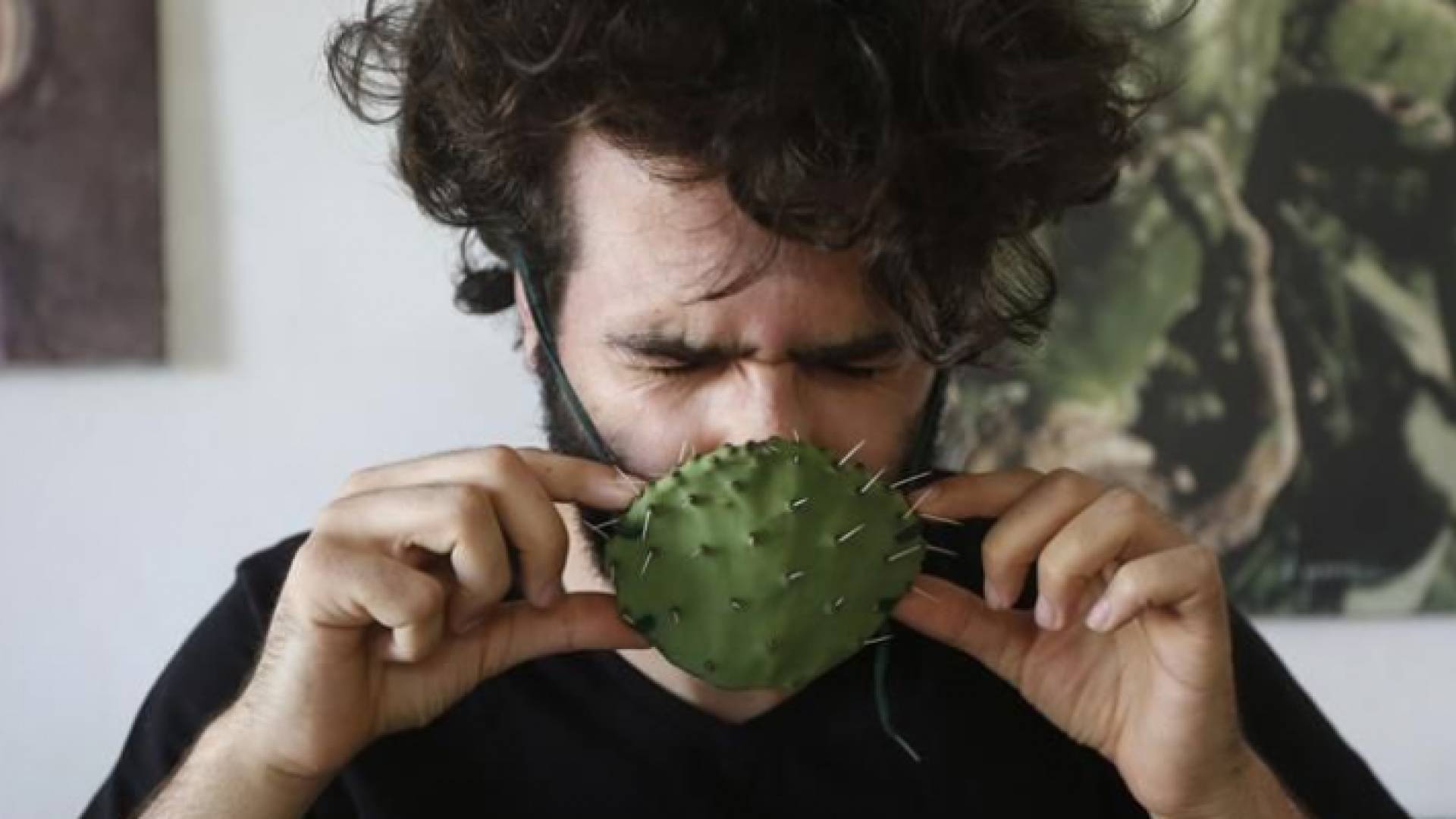 فنان فلسطيني يصنع كمامات من الصبر لمواجهة كورونا