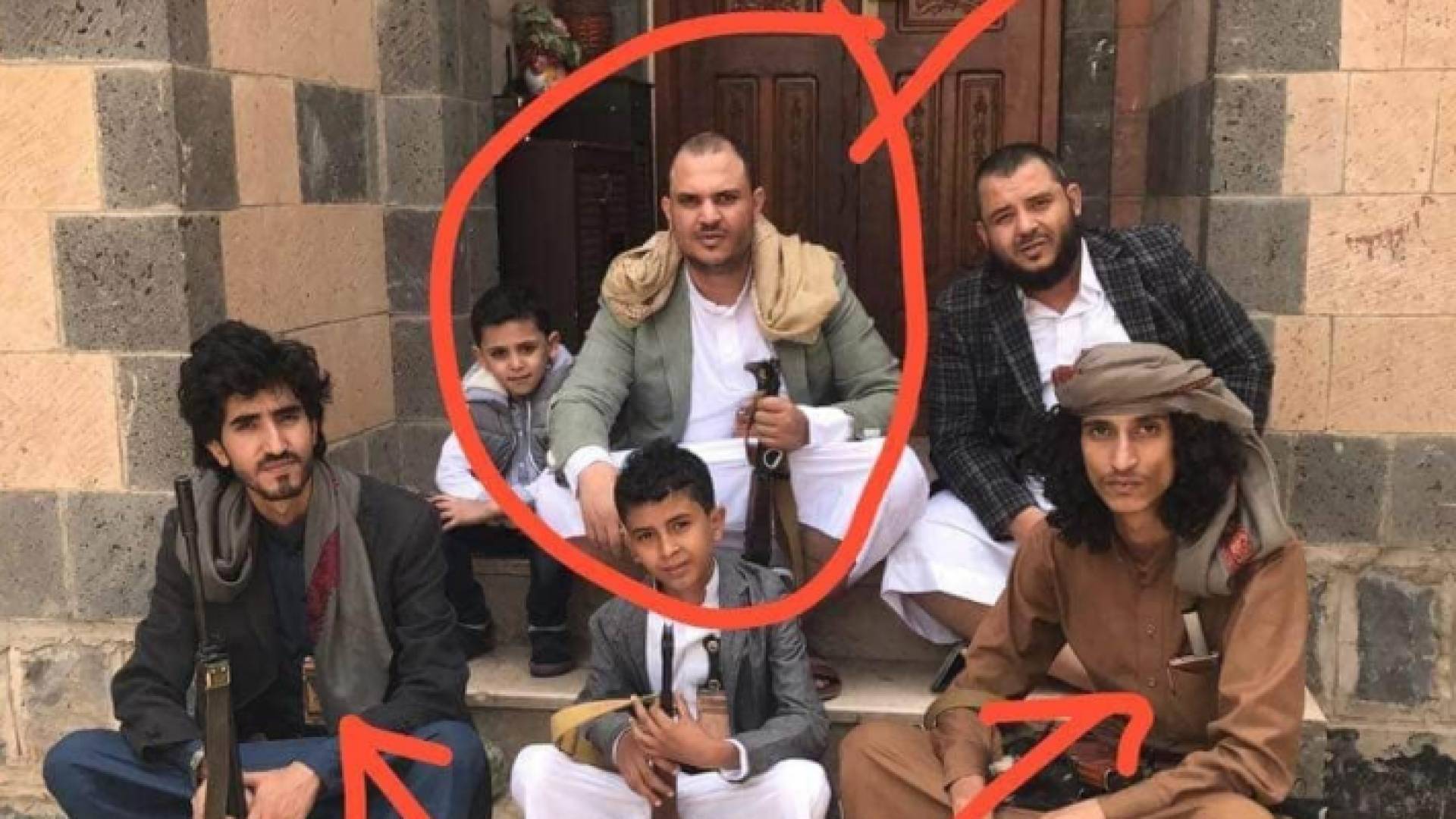 صورة متداولة عبر مواقع يمنية للقاتل وشقيقيه