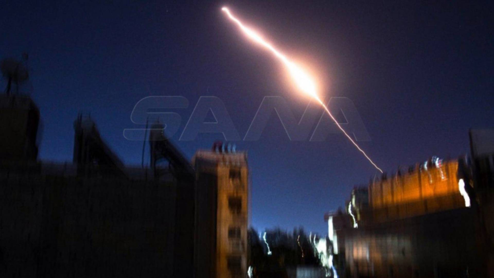 الدفاعات الجوية السورية تتصدى لصواريخ من الاحتلال في سماء دمشق