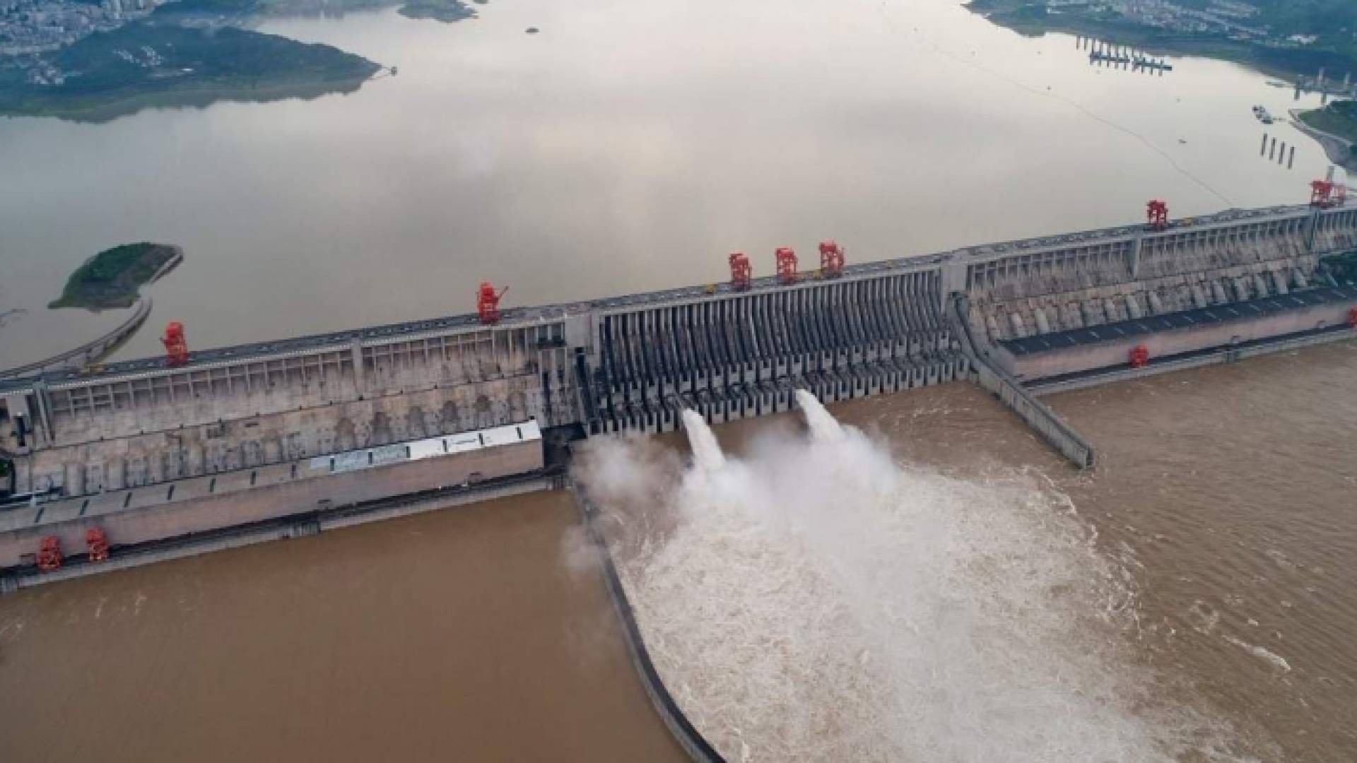 الصين تفجر سدا لوقف ارتفاع منسوب المياه فيه