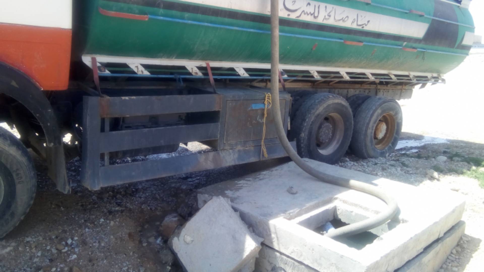 ضبط صهريج مياه يعتدي على خط ناقل الديسي بالقطرانة