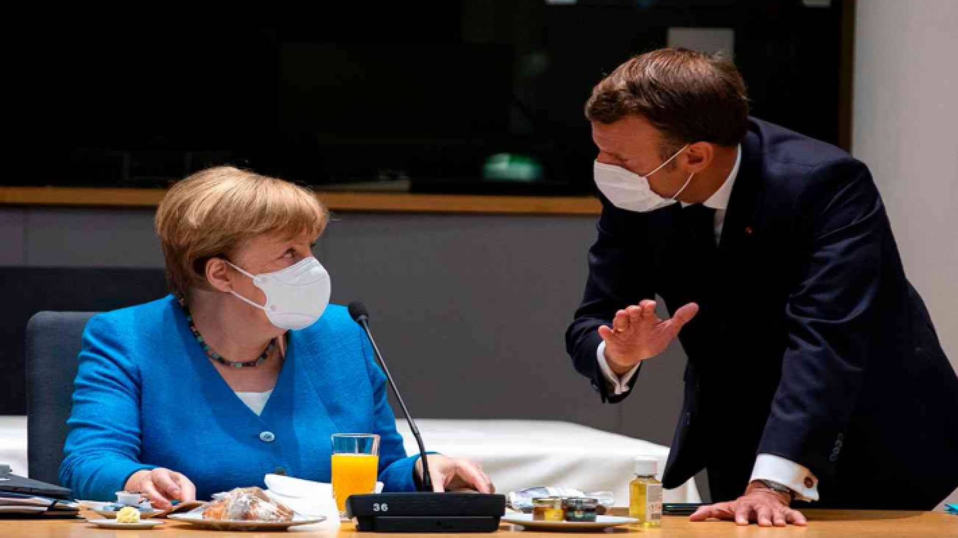 ماكرون "يضرب بيده على طاولة" المفاوضات