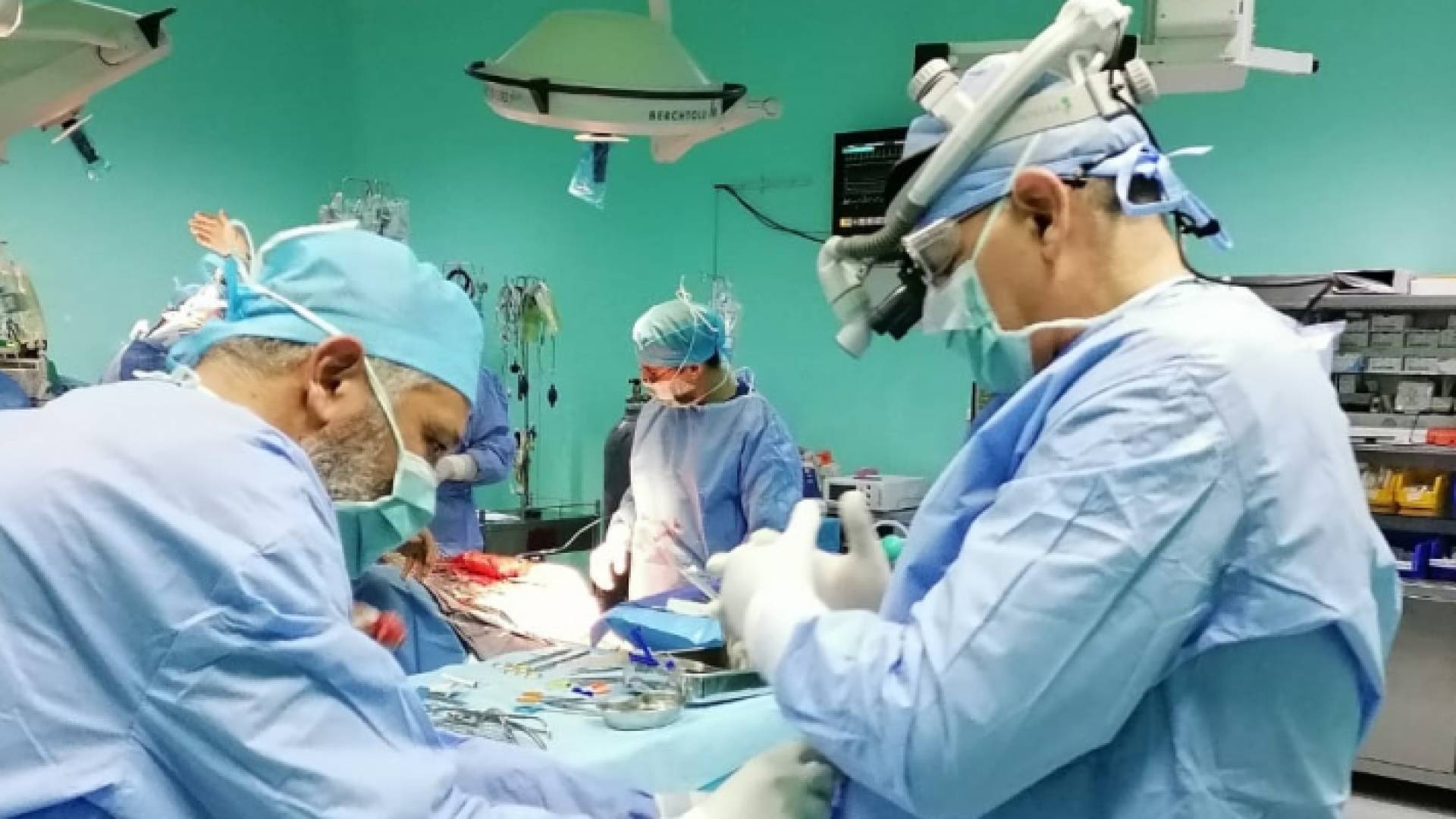 وزير الصحة يجري عملية جراحة قلب مفتوح لمريض مستشفى الامير حمزة